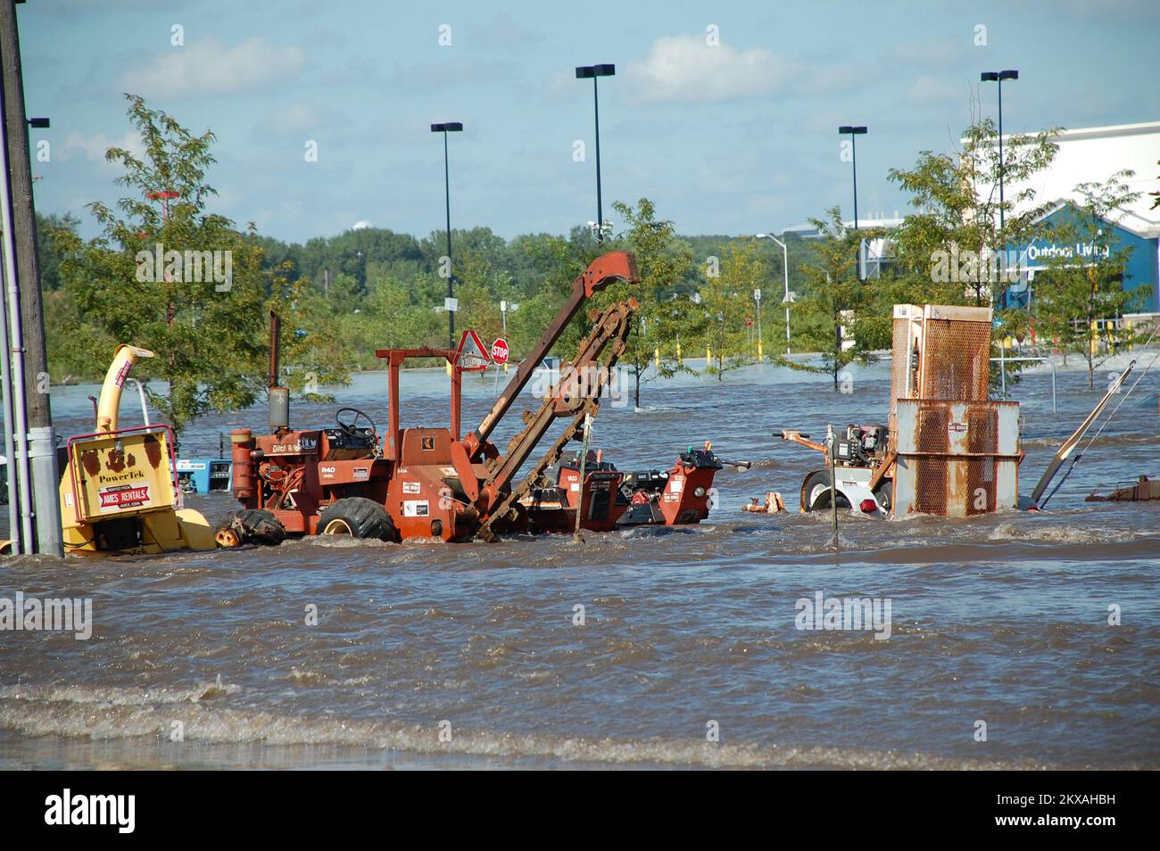 Alluvione - Ames, Iowa, 11 agosto 2010 l'acqua in rapido movimento proveniente dal vicino Squaw Creek precipita oltre l'attrezzatura a noleggio e nel parcheggio di Walmart durante le recenti alluvioni. Tre giorni di pioggia hanno causato la peggiore inondazione nella storia di Ames, Iowa. Jace Anderson/FEMA. Iowa tempeste gravi, inondazioni e tornado. Fotografie relative a disastri e programmi, attività e funzionari di gestione delle emergenze Foto Stock