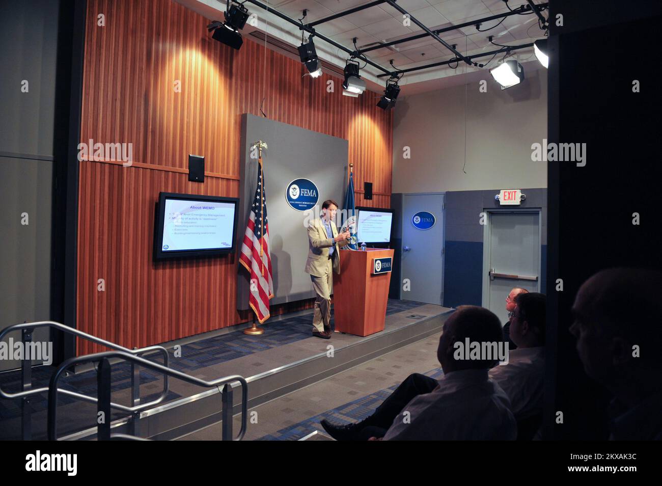 Washington, D. C. , 16 agosto 2010 Washington, DC, 16 agosto 2008 ? DaN Neely, Senior Advisor del Wellington Emergency Management Office (WEMO) della Nuova Zelanda, ha presentato al personale della FEMA il modo in cui le comunità neozelandesi affrontano molte delle stesse sfide di gestione delle emergenze delle comunità americane. FEMA collabora con WEMO nell'ambito del programma Department of Homeland Security Best Practices and Solutions Program. .. Fotografie relative a disastri e programmi, attività e funzionari di gestione delle emergenze Foto Stock