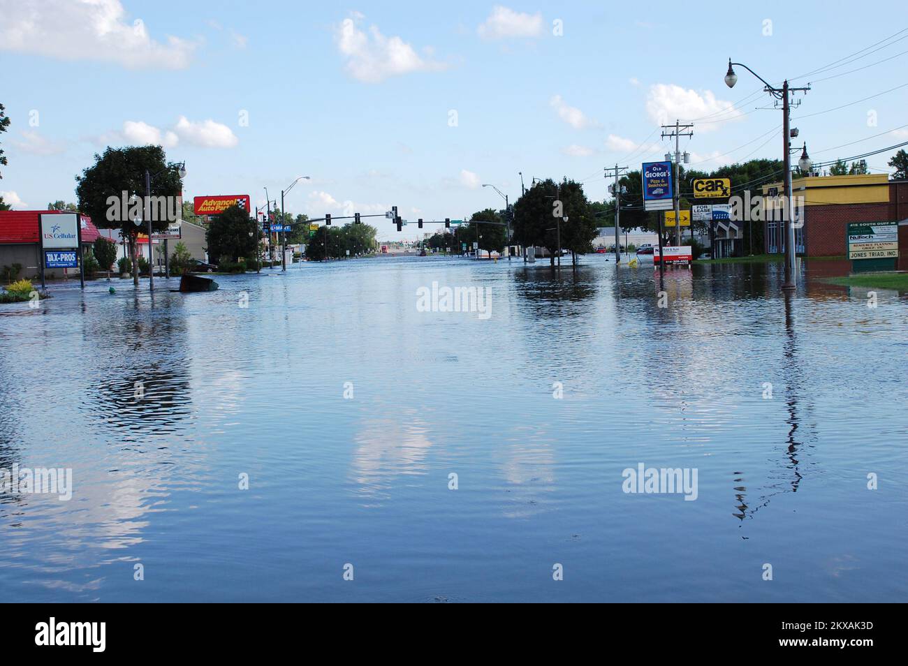 Alluvione - Ames, Iowa, 11 agosto 2010 Duff Avenue è inpassabile come le acque delle imprese di alluvione di Squaw Creek Ames. Le inondazioni record hanno travollato la città dopo le tempeste di ritorno a ritorno. Jace Anderson/FEMA. Iowa tempeste gravi, inondazioni e tornado. Fotografie relative a disastri e programmi, attività e funzionari di gestione delle emergenze Foto Stock
