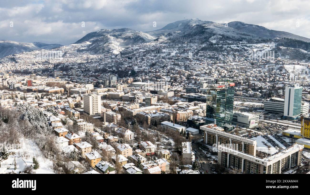 13.02.2019., Sarajevo, Bosnia-Erzegovina - veduta della torre di Avaz sulla valle di Sarajevo e sulle montagne circostanti. Foto: Aleksandar Knezevic/HaloPix/PIXSELL Foto Stock
