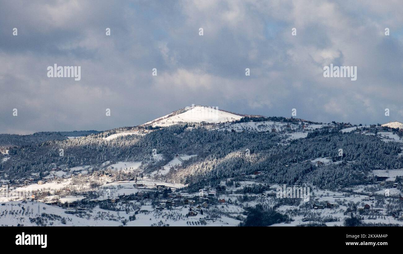 13.02.2019., Sarajevo, Bosnia-Erzegovina - veduta della torre di Avaz sulla valle di Sarajevo e sulle montagne circostanti. Foto: Aleksandar Knezevic/HaloPix/PIXSELL Foto Stock
