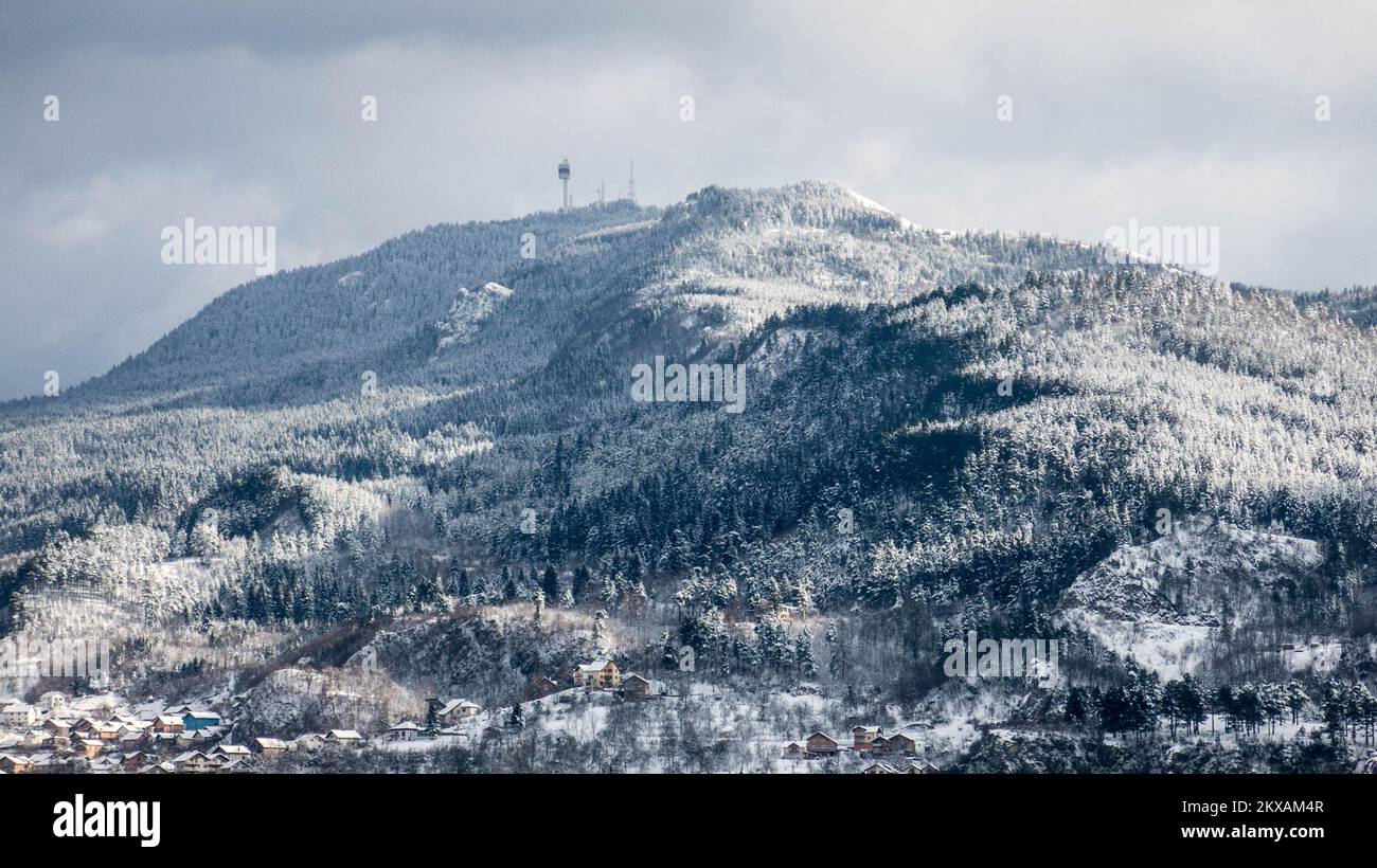 13.02.2019., Sarajevo, Bosnia-Erzegovina - veduta della torre di Avaz sulla valle di Sarajevo e sulle montagne circostanti. Foto: Aleksandar Knezevic/HaloPix/PIXSELL Foto Stock