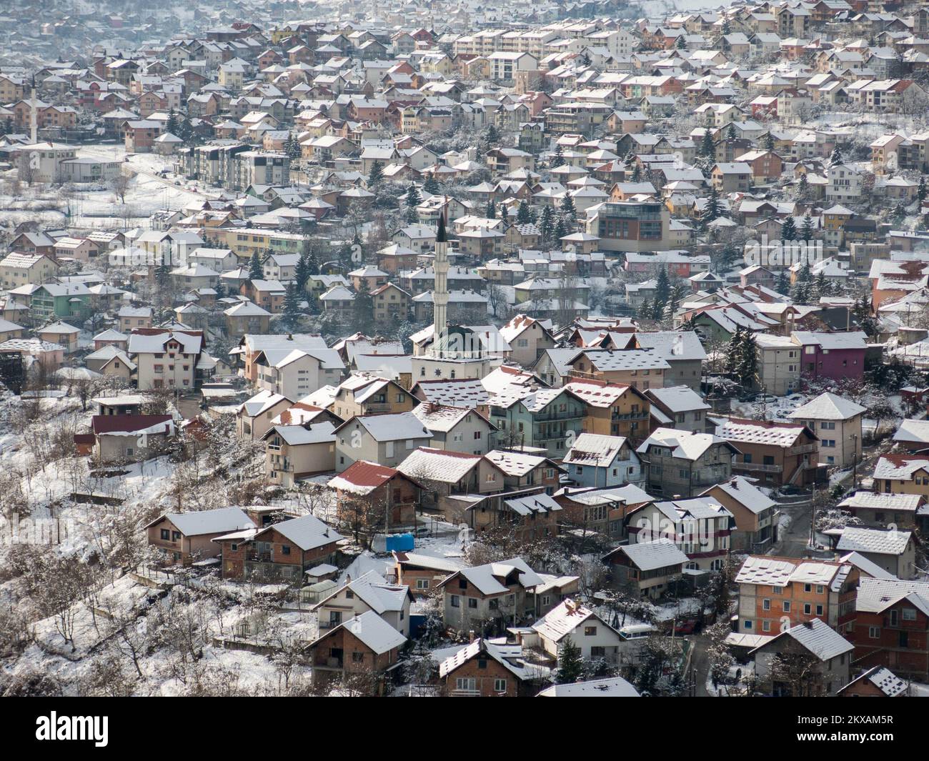 13.02.2019., Sarajevo, Bosnia-Erzegovina - veduta della torre di Avaz sulla valle di Sarajevo e sulle montagne circostanti. Foto: Aleksandar Knezevic/HaloPix/PIXSELL Foto Stock