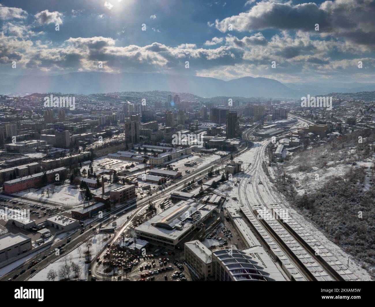 13.02.2019., Sarajevo, Bosnia-Erzegovina - veduta della torre di Avaz sulla valle di Sarajevo e sulle montagne circostanti. Foto: Aleksandar Knezevic/HaloPix/PIXSELL Foto Stock