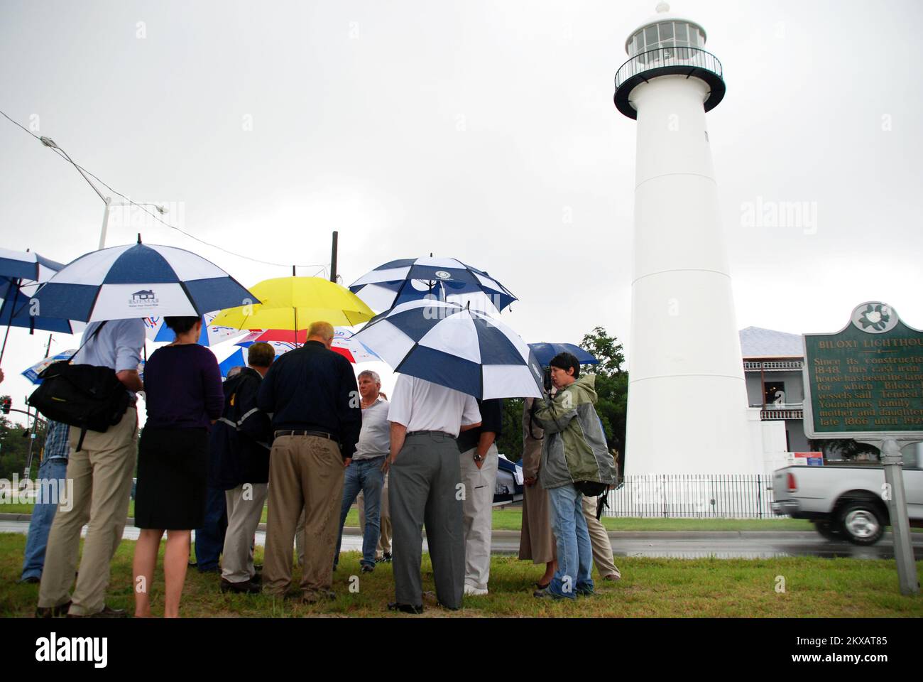 Uragano/tempesta tropicale - Biloxi, Miss. , 27 agosto 2010 la televisione locale ed i giornali coprono l'incontro dell'amministratore della FEMA W. Craig Fugate e dei funzionari della contea di Harrison allo storico faro di Biloxi. Uragano Katrina del Mississippi. Fotografie relative a disastri e programmi, attività e funzionari di gestione delle emergenze Foto Stock