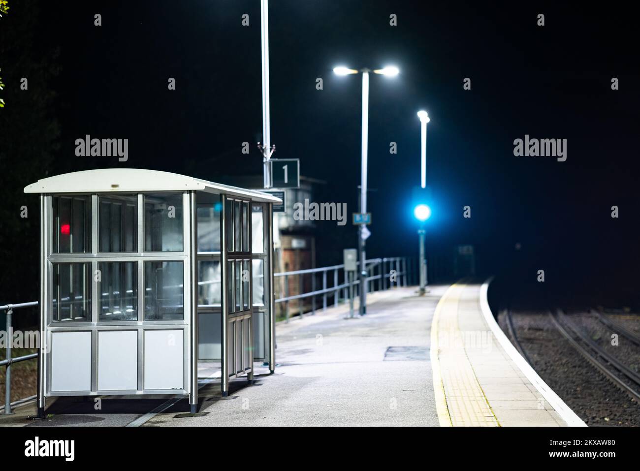 Scena notturna alla piccola stazione ferroviaria rurale a West Sussex, Inghilterra. REGNO UNITO Foto Stock