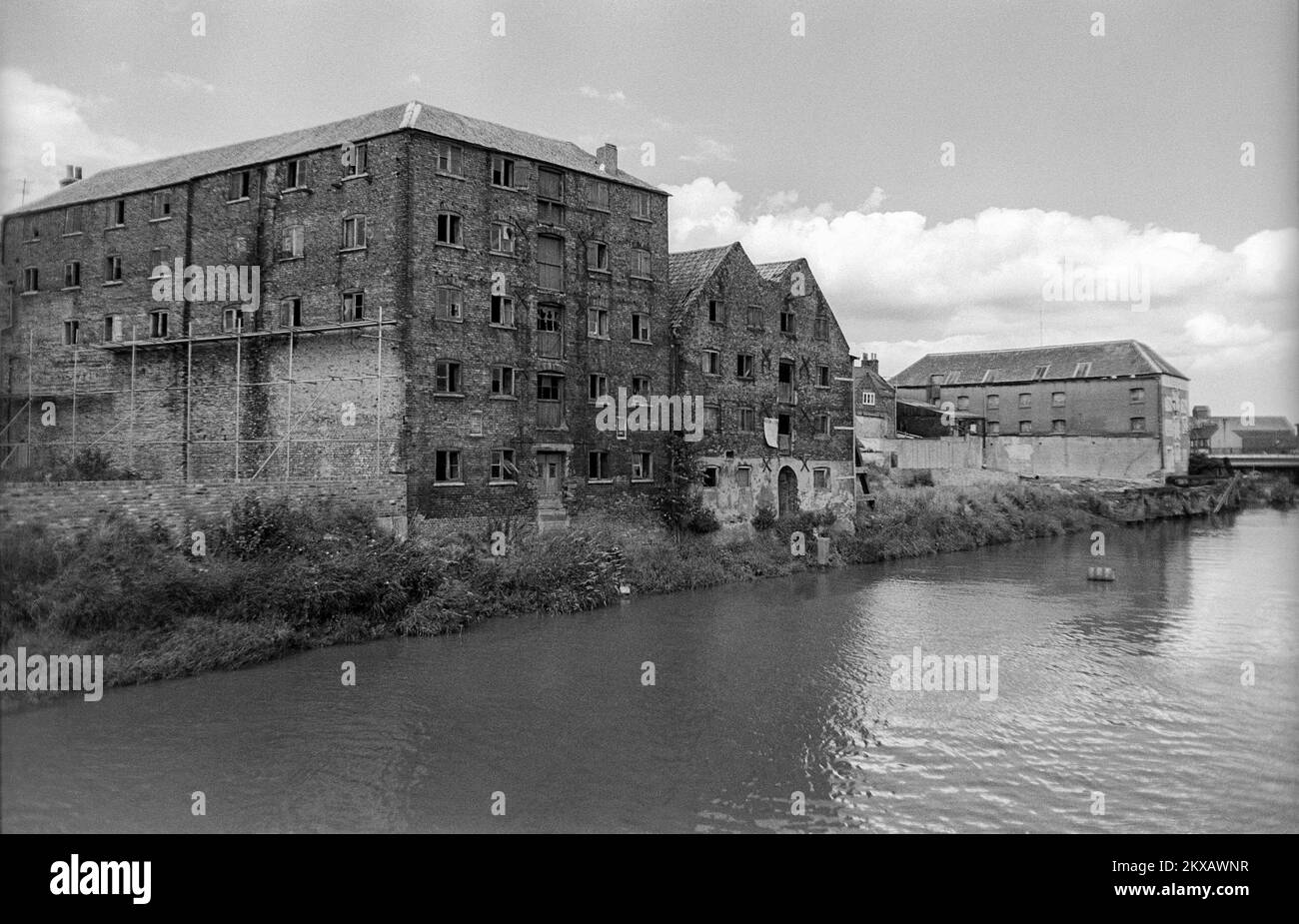 Archivio in bianco e nero dei primi anni 1980s Fotografia di vecchi magazzini sulla riva nord-ovest del fiume Nene a Wisbech, Cambridgeshire. Foto Stock