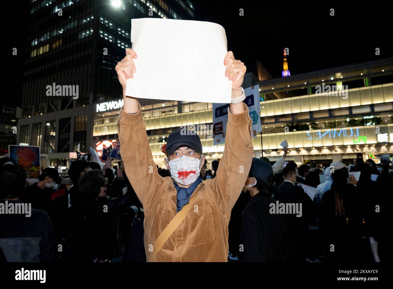 Tokyo, Giappone. 30th Nov 2022. Tokyoites, Hong Kongers, Taiwanese, Uyghurs e dissidenti cinesi protestano al di fuori della stazione di Shinjuku contro il presidente Xi Jingping e la politica draconiana Zero-COVID del partito comunista cinese (CCP) dopo un incendio in un ÃœrÃ¼mqi, capitale della regione autonoma di Xinjiang Uyghur, un alto edificio ha ucciso 10 persone. L'incidente ha scatenato la più grande ondata di disordini civili in tutta la Cina a partire dal movimento per la democrazia di Piazza Tiananmen del 1989, mentre i manifestanti affermano che i residenti sono stati rinchiusi nelle loro case da parte delle autorità che hanno dato esecuzione a rigorosi mandati COVID. Autore cinese Foto Stock