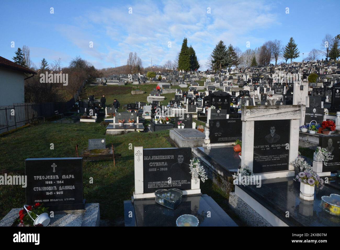 12.03.2019., Banja Luka, Bosnia-Erzegovina - i resti di uno studente bosniaco di 21 anni David Dragicevic, la cui morte irrisolta ha ispirato mesi di proteste contro una presunta copertura della polizia, sono stati esumati per poter essere sepolto in Austria.decine di bosniaci riuniti in un cimitero per dire l'ultimo saluto a David.David Dragicevic è morto Lo scorso marzo a Banja Luka in quella che la polizia ha descritto per la prima volta come suicidio, ma la famiglia ha insistito che fosse assassinato.la madre di David Dragicevic vive in Austria e vi sarà sepolto Foto: Ivica Galovic/PIXSELL Foto Stock