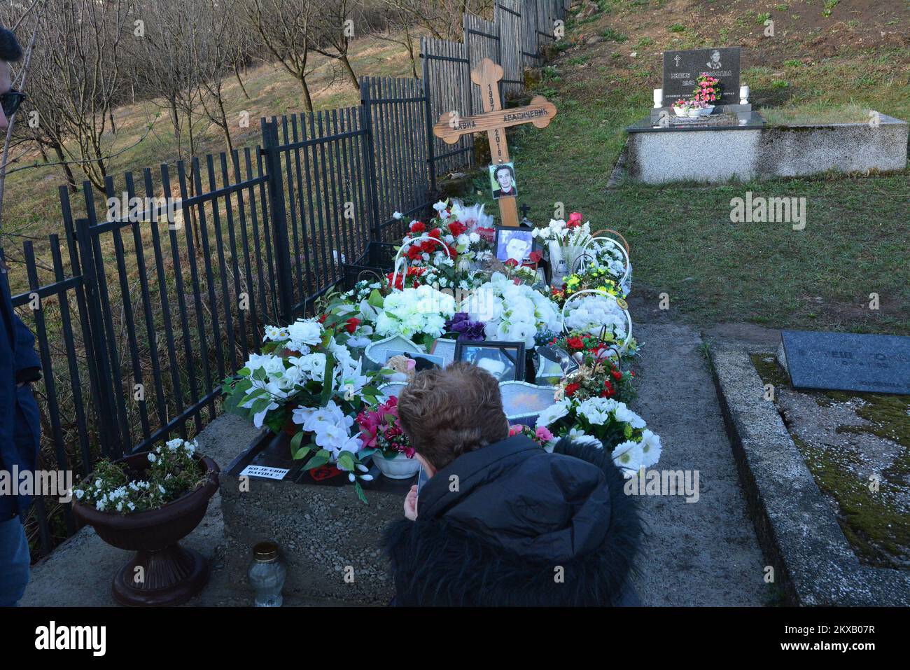 12.03.2019., Banja Luka, Bosnia-Erzegovina - i resti di uno studente bosniaco di 21 anni David Dragicevic, la cui morte irrisolta ha ispirato mesi di proteste contro una presunta copertura della polizia, sono stati esumati per poter essere sepolto in Austria.decine di bosniaci riuniti in un cimitero per dire l'ultimo saluto a David.David Dragicevic è morto Lo scorso marzo a Banja Luka in quella che la polizia ha descritto per la prima volta come suicidio, ma la famiglia ha insistito che fosse assassinato.la madre di David Dragicevic vive in Austria e vi sarà sepolto Foto: Ivica Galovic/PIXSELL Foto Stock
