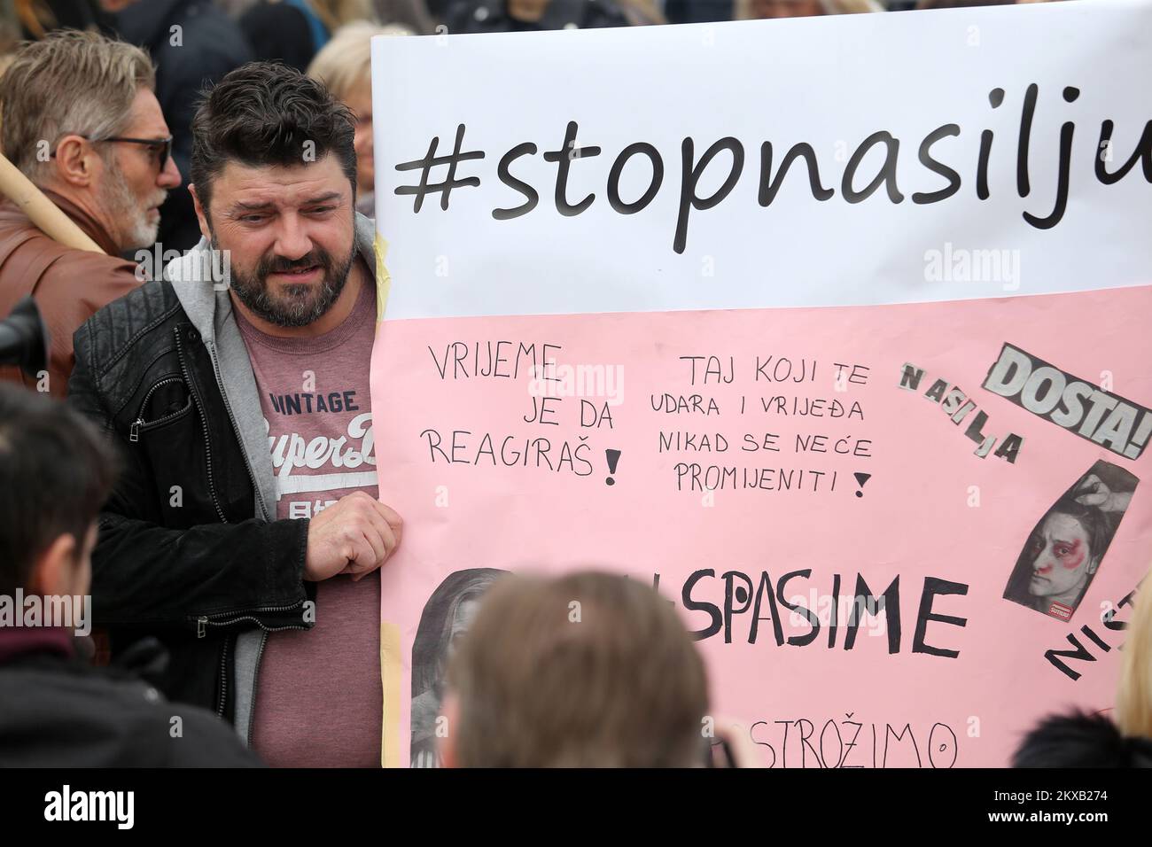 16.03.2019., Piazza del Re Tomislav. Zagabria, Croazia - i sostenitori del movimento della rete sociale #spasime (#saveme) hanno una canta durante una protesta contro la violenza domestica. Attore croato Goran Navojec. Foto: Dalibor Urukalovic/PIXSELL Foto Stock