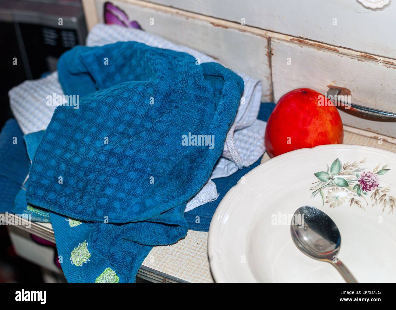 pile di asciugamani da cucina sbriciolati e stoviglie pulite, primo piano al coperto Foto Stock