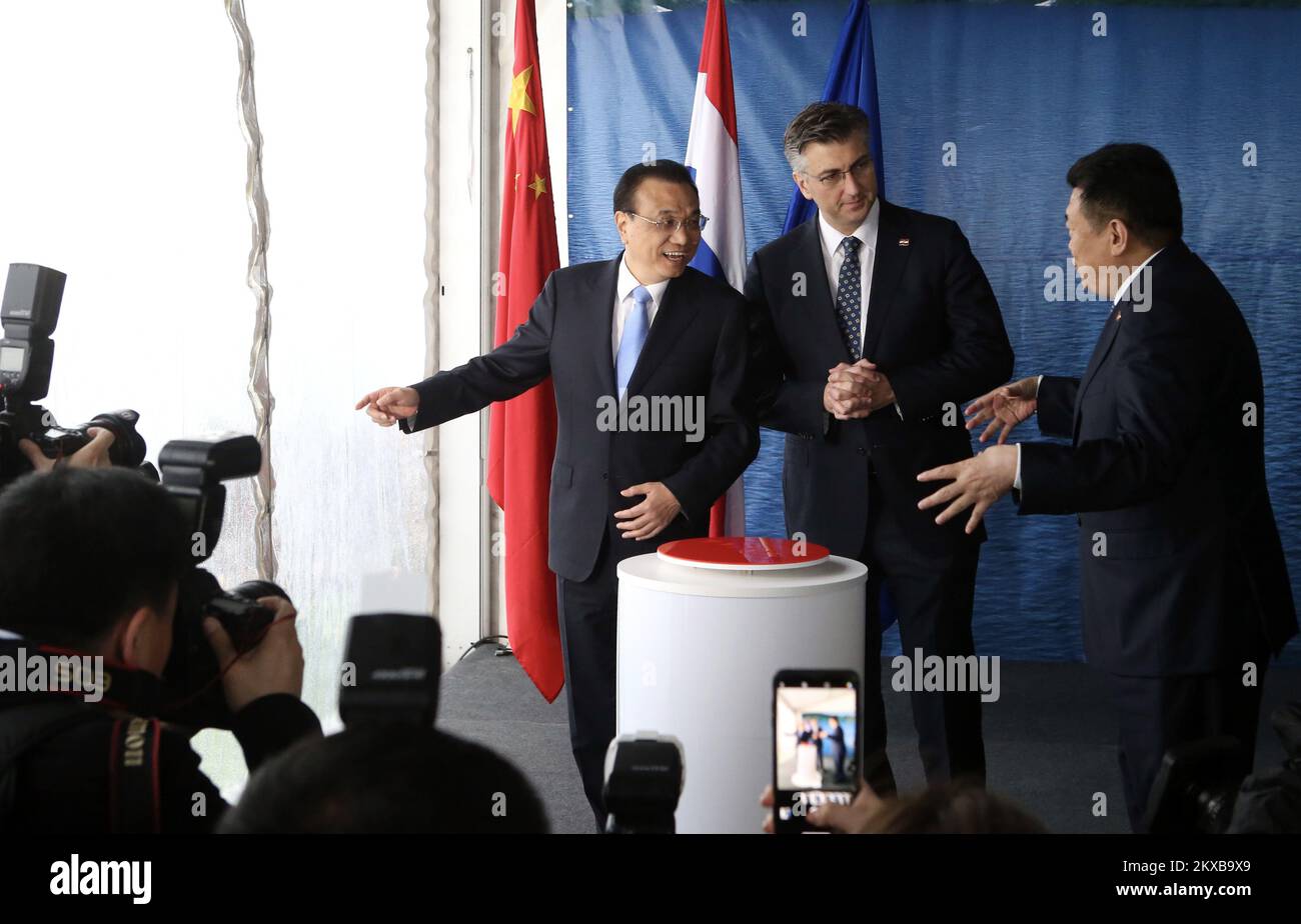 11.04.2019., Brijesta, Croazia - il Premier del Consiglio di Stato della Repubblica popolare Cinese li Keqiang e il primo ministro croato Andrej Plenkovic hanno visitato il sito di costruzione del ponte Peljesac nel sud della Croazia e hanno segnato il completamento della prima fase di costruzione. Il ponte Dubrovnikâ lungo 2.404 metri e alto 55 metri e collegherà la terraferma croata con la sua regione più meridionale, la contea di Neretva, ora separata dalla Bosnia. Il progetto è in parte finanziato dall'UE e il contraente è una società cinese, China Road and Bridge Corporation. Foto: Ivo Caga Foto Stock