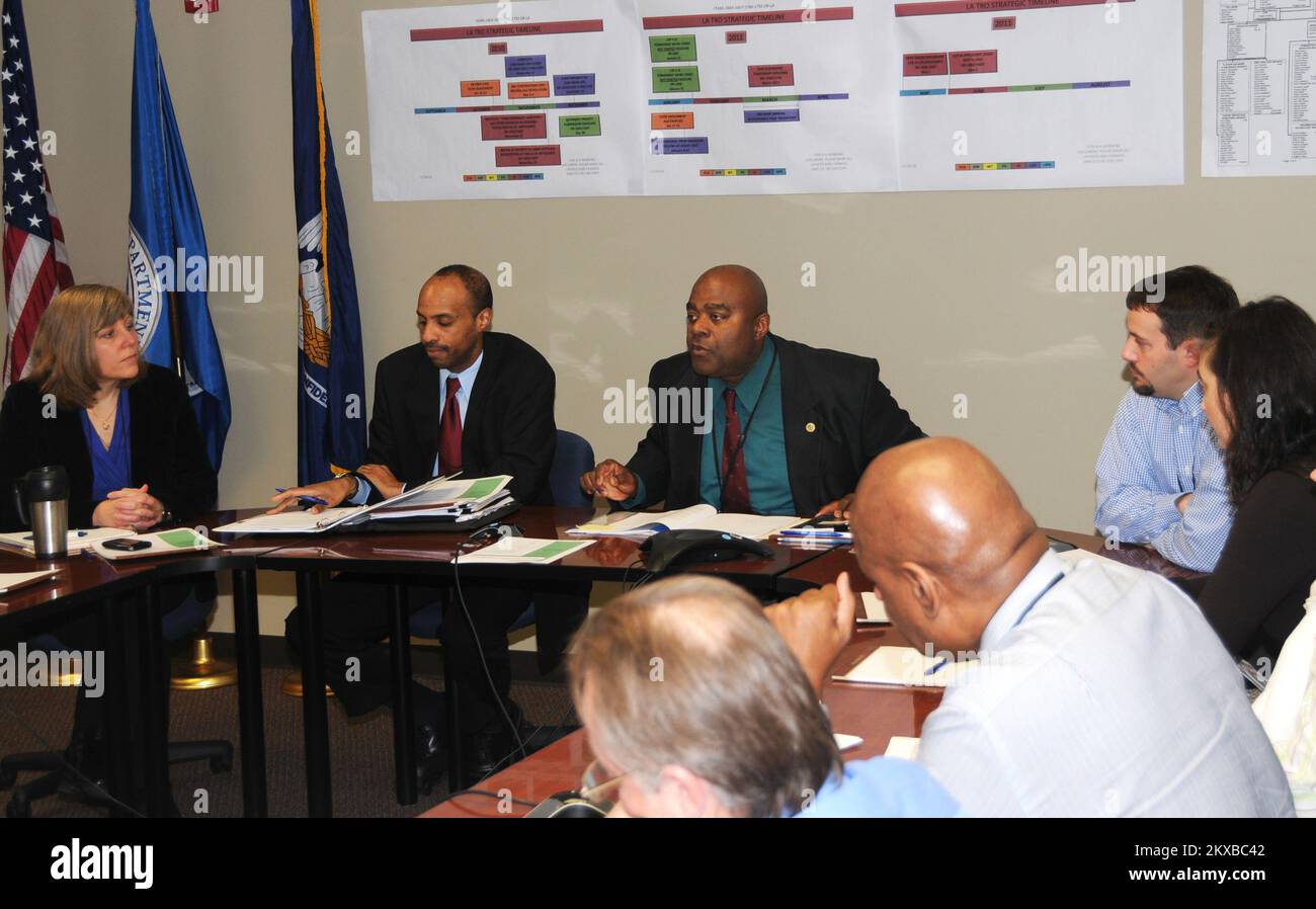 New Orleans, Louisiana. , 19 gennaio 2011 Tony Russell (Center), Amministratore regionale della Regione VI della FEMA, si rivolge alla Conferenza di approccio del team presso il Louisiana Recovery Office. L'evento, ospitato dalla FEMA in collaborazione con lo Stato della Louisiana, si è tenuto per discutere e contribuire a stabilire piani di alloggi permanenti o a lungo termine per queste famiglie rimanenti... Fotografie relative a disastri e programmi, attività e funzionari di gestione delle emergenze Foto Stock New Orleans, Louisiana. , 19 gennaio 2011 Tony Russell (Center), Amministratore regionale della Regione VI della FEMA, si rivolge alla Conferenza di approccio del team presso il Louisiana Recovery Office. L'evento, ospitato dalla FEMA in collaborazione con lo Stato della Louisiana, si è tenuto per discutere e contribuire a stabilire piani di alloggi permanenti o a lungo termine per queste famiglie rimanenti... Fotografie relative a disastri e programmi, attività e funzionari di gestione delle emergenze Foto Stock