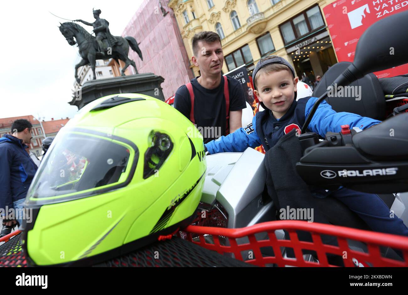 04.05.2019. Zagabria, Croazia - Vigili del fuoco con i cittadini sul divieto di piazza Josi pJelacic in occasione della Giornata internazionale dei vigili del fuoco. Foto: Marko Prpic/PIXSELL Foto Stock