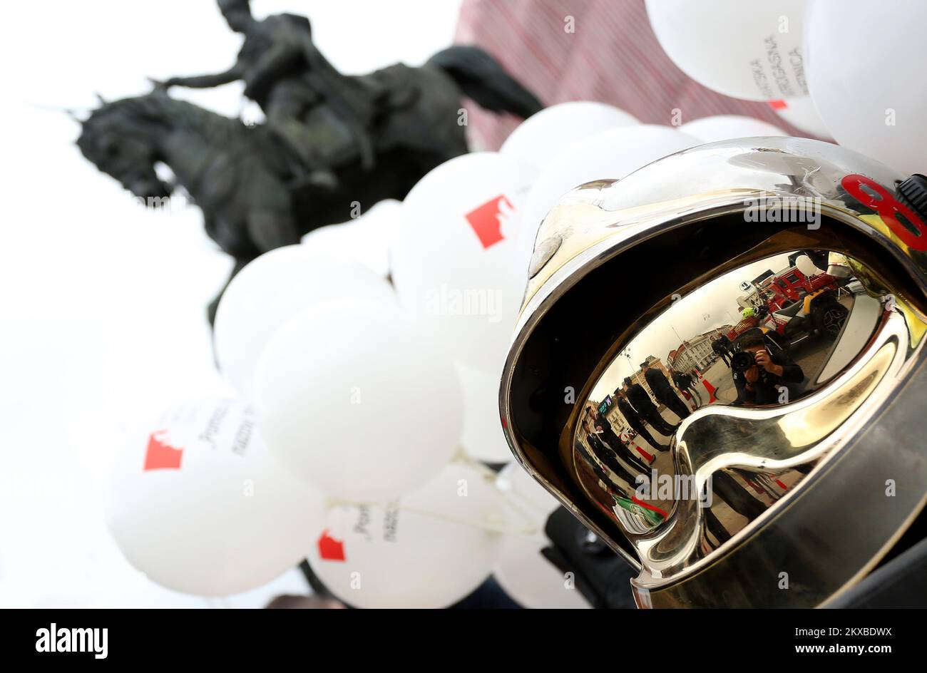 04.05.2019. Zagabria, Croazia - Vigili del fuoco con i cittadini sul divieto di piazza Josi pJelacic in occasione della Giornata internazionale dei vigili del fuoco. Foto: Marko Prpic/PIXSELL Foto Stock