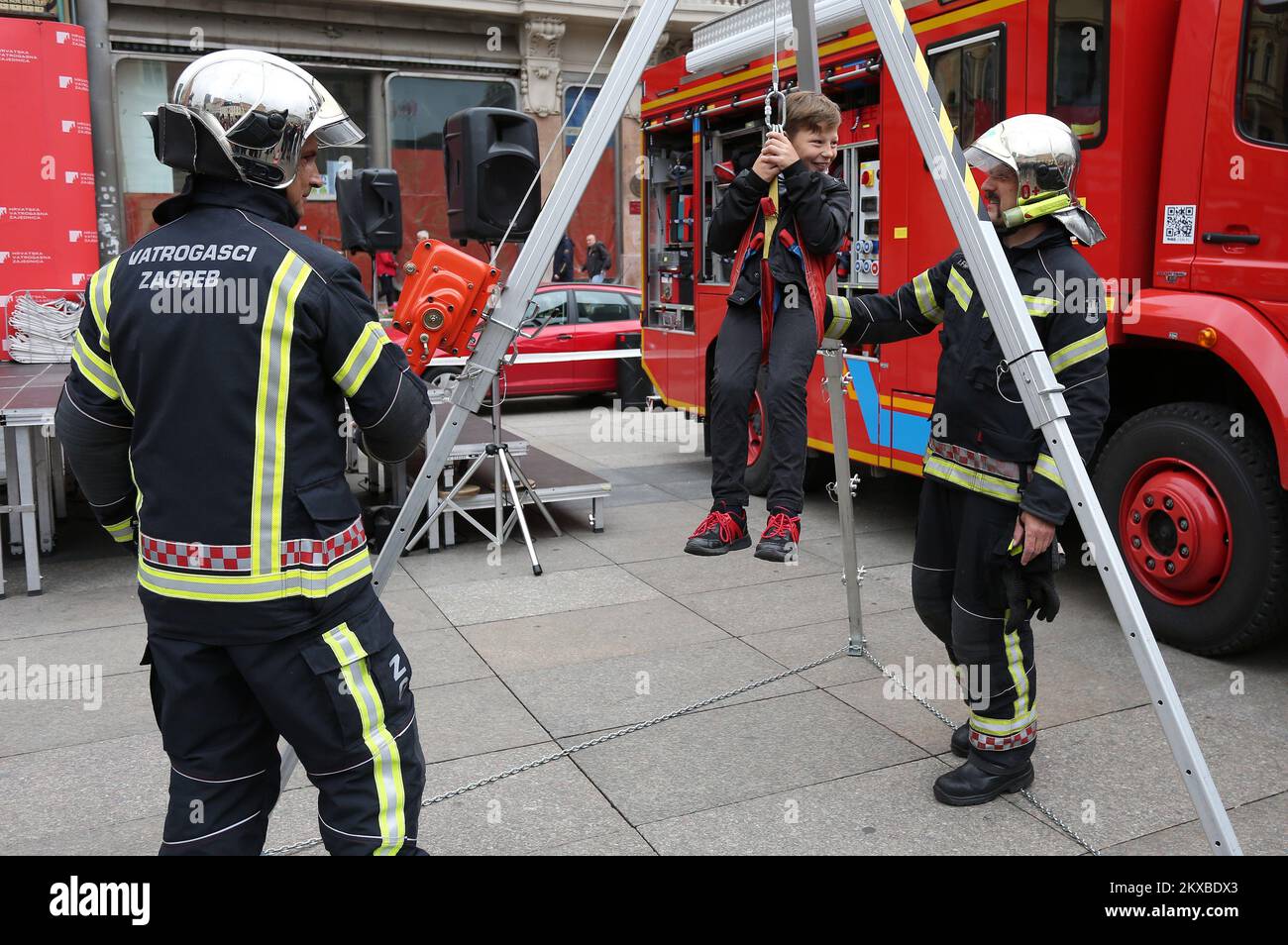 04.05.2019. Zagabria, Croazia - Vigili del fuoco con i cittadini sul divieto di piazza Josi pJelacic in occasione della Giornata internazionale dei vigili del fuoco. Foto: Marko Prpic/PIXSELL Foto Stock