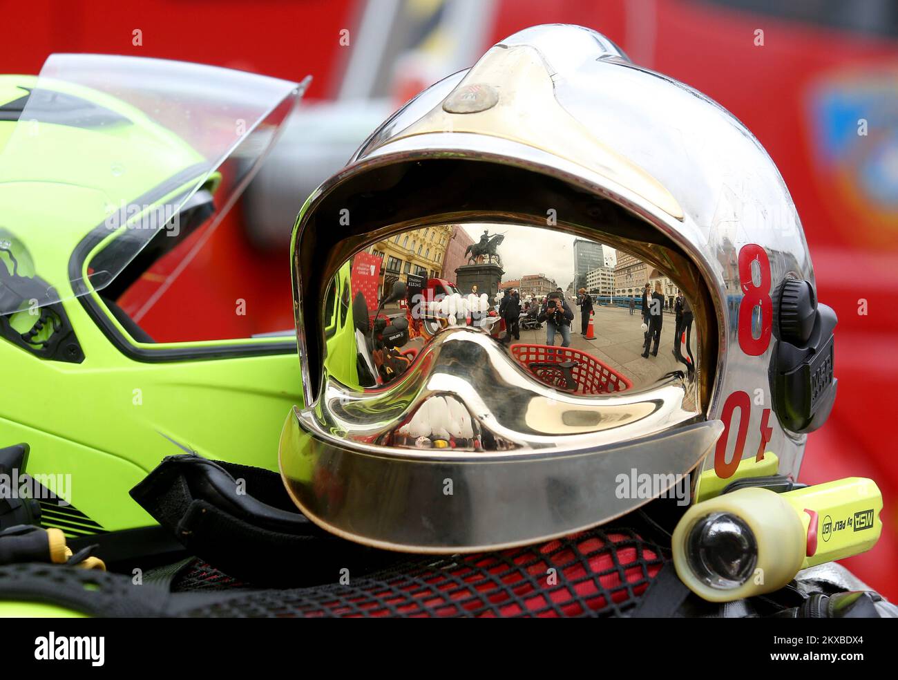 04.05.2019. Zagabria, Croazia - Vigili del fuoco con i cittadini sul divieto di piazza Josi pJelacic in occasione della Giornata internazionale dei vigili del fuoco. Foto: Marko Prpic/PIXSELL Foto Stock