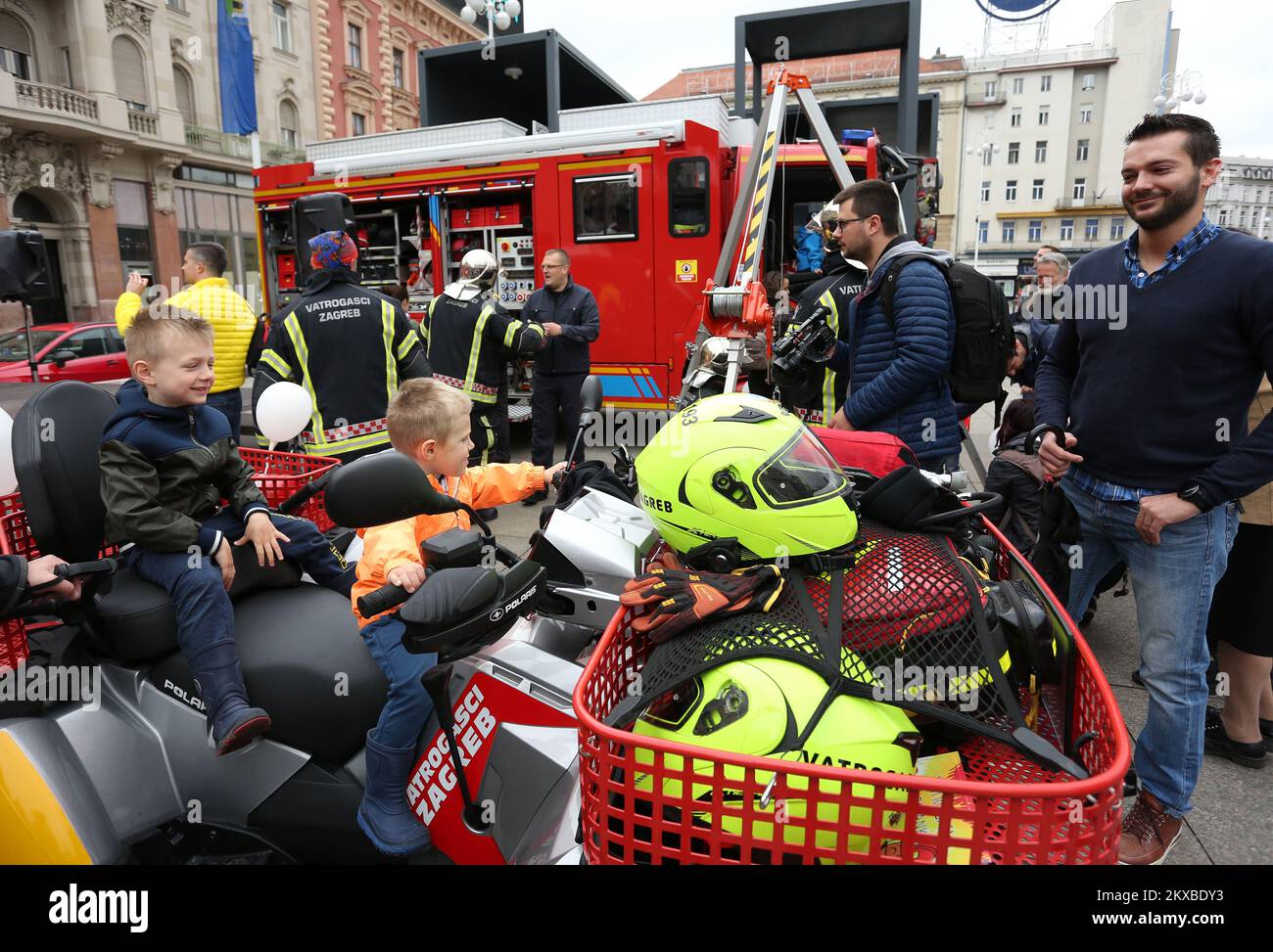 04.05.2019. Zagabria, Croazia - Vigili del fuoco con i cittadini sul divieto di piazza Josi pJelacic in occasione della Giornata internazionale dei vigili del fuoco. Foto: Marko Prpic/PIXSELL Foto Stock
