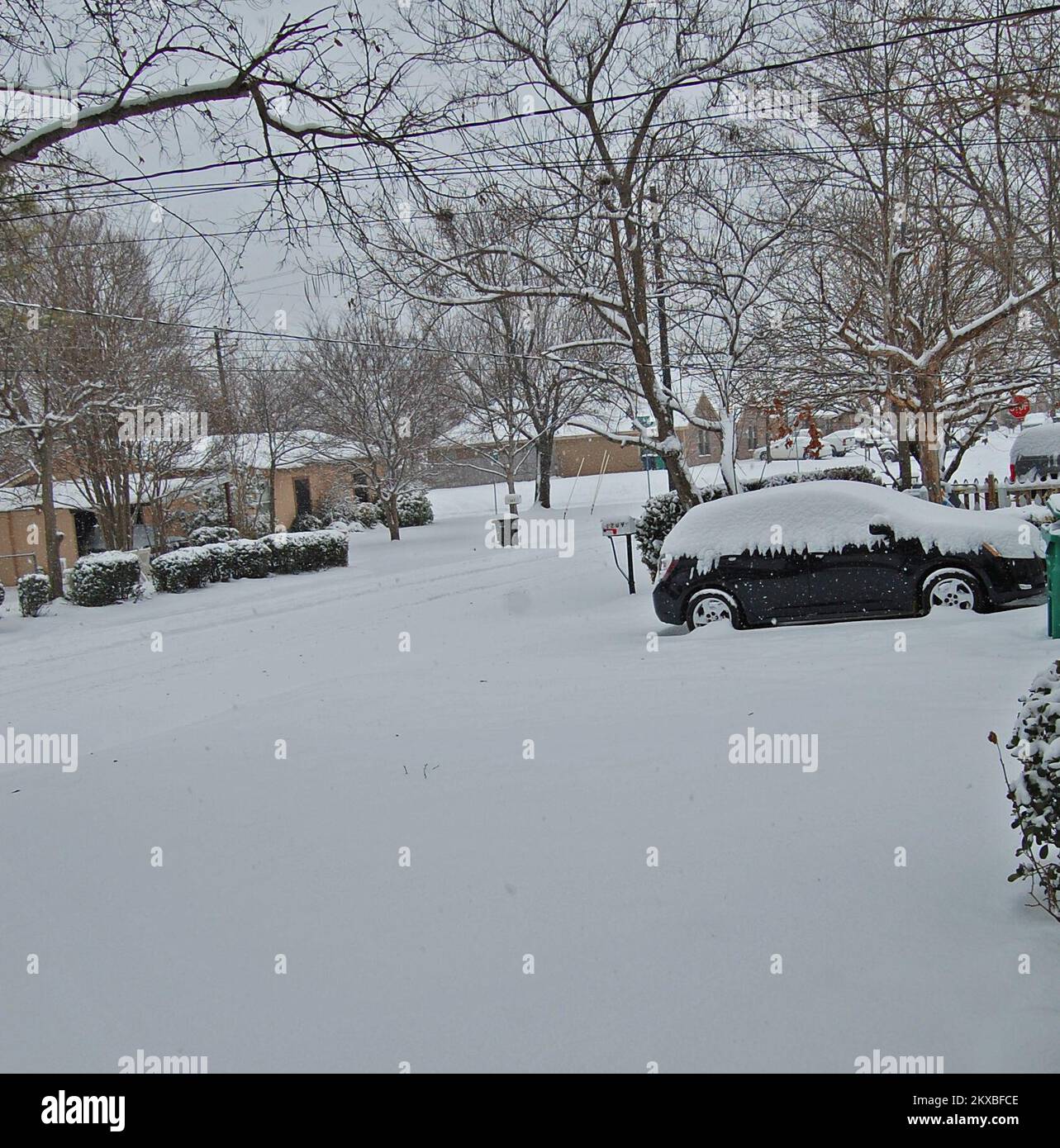 Tempesta invernale - Denton, Texas, 4 febbraio 2011 il Texas settentrionale ha ricevuto più neve come parte delle principali tempeste invernali della settimana. Questo, in cima al ghiaccio lasciato dalla tempesta precedente di questa settimana, ha reso pericoloso viaggiare nell'area. .. Fotografie relative a disastri e programmi, attività e funzionari di gestione delle emergenze Foto Stock