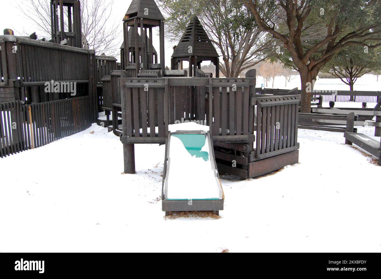 Winter Storm - Denton, Texas, 3 febbraio 2011 normalmente occupato Eureka Playground stand vacanti sulla scia di questa settimana di sleet, neve e freddo intenso. Più neve è nelle previsioni. .. Fotografie relative a disastri e programmi, attività e funzionari di gestione delle emergenze Foto Stock