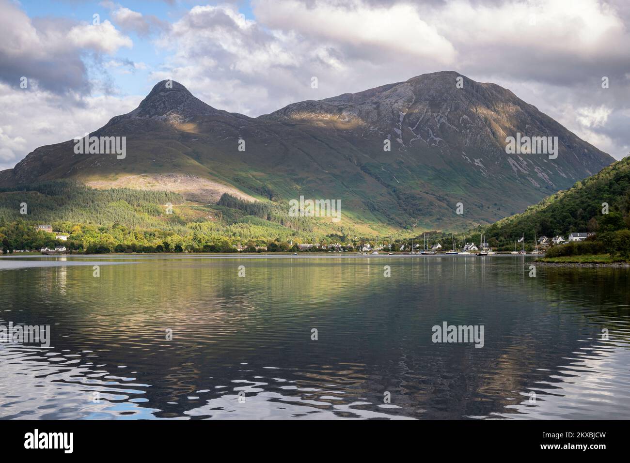 Una vista che guarda a nord-ovest su Loch Leven torardsVillaggio di Glencoe Foto Stock