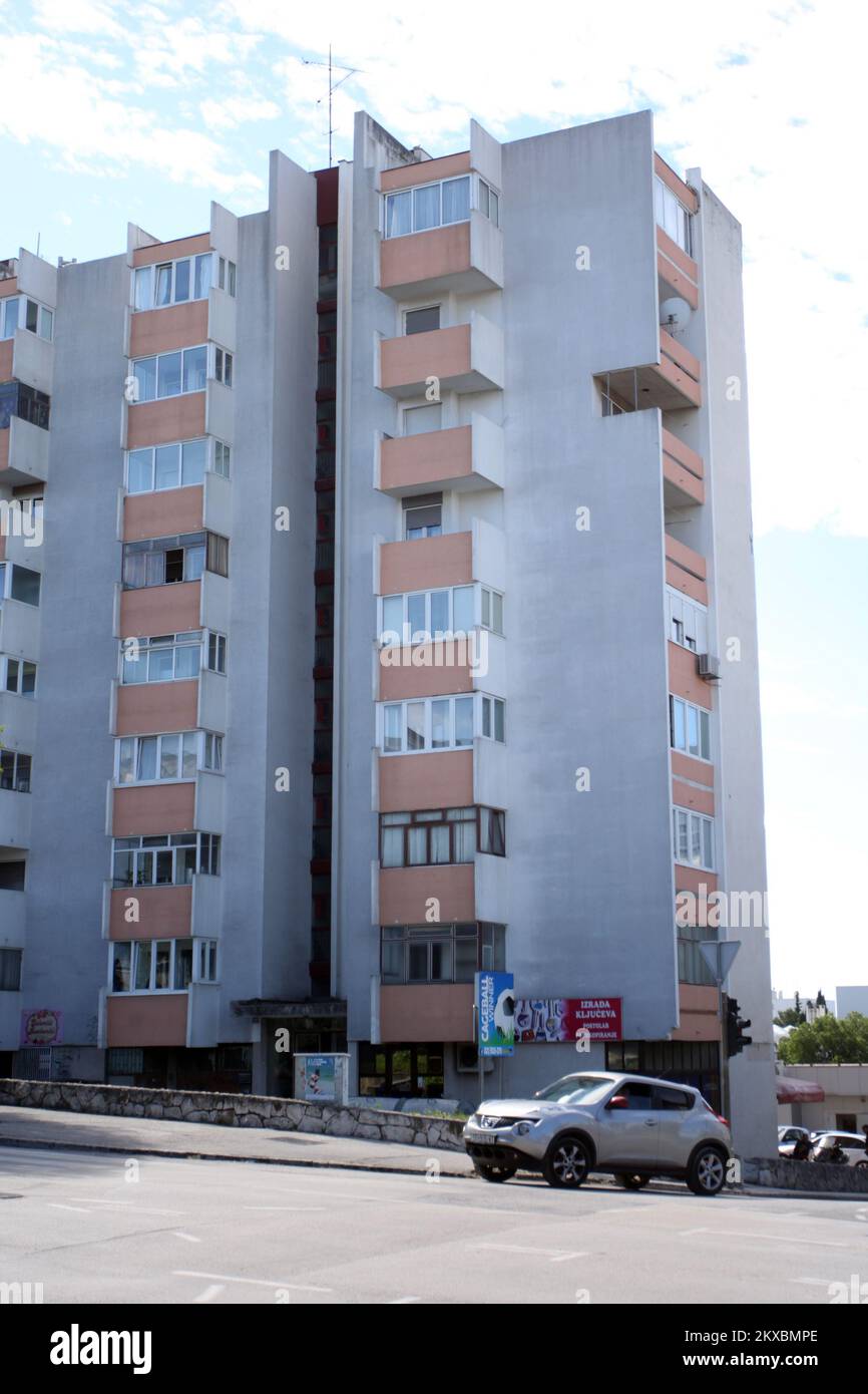 31.05.2019., Spalato, Croazia - una parete al balcone è mancante all'edificio in Via Vukovarska . Il proprietario dell'appartamento ha perforato un foro per un wiev.The migliore la fotografia mostra che il muro contiene soltanto due asta di ferro e la foto è diventata un colpo virale sui social media . Foto: Miranda Cikotic/PIXSELL Foto Stock