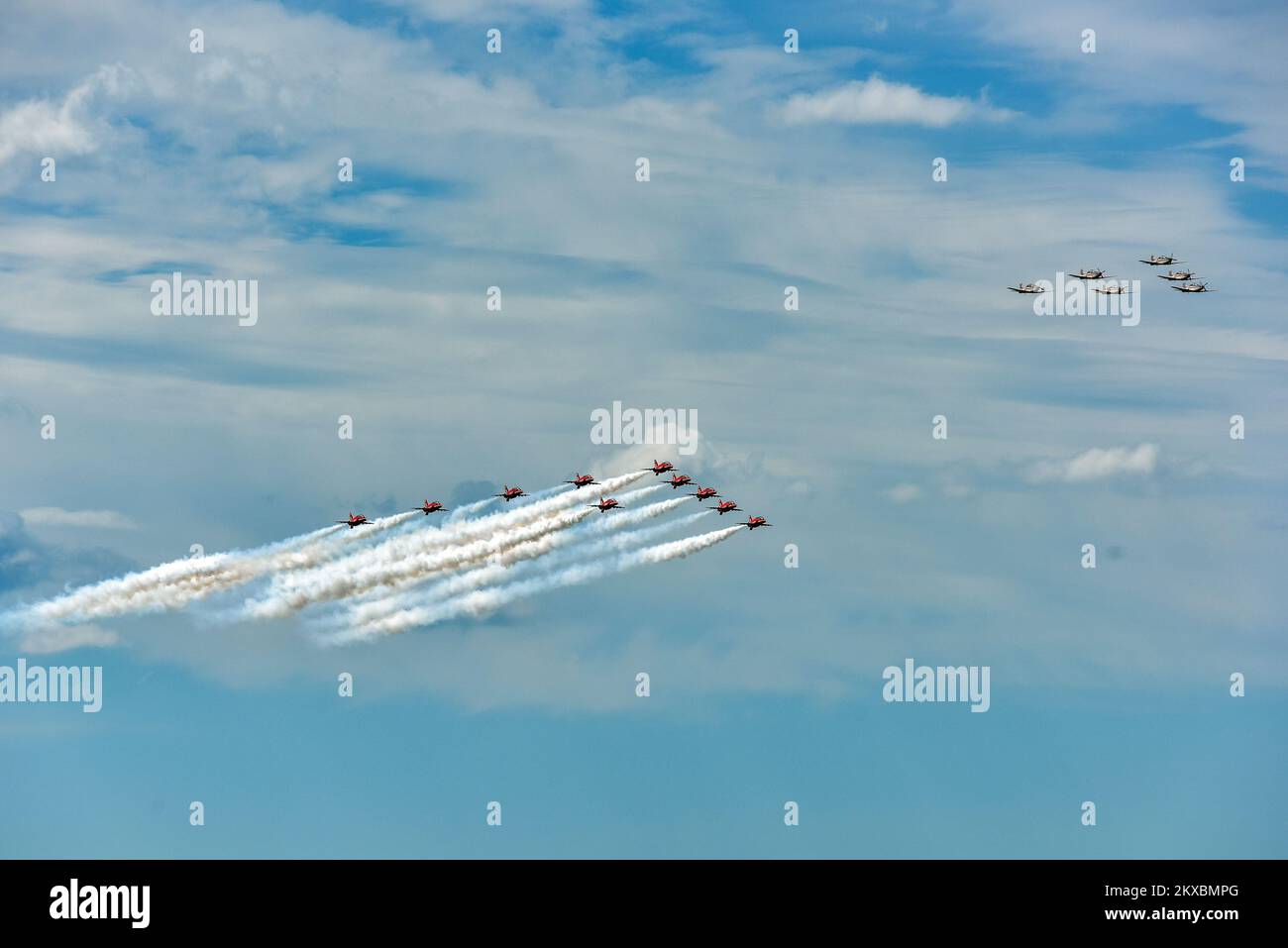 31.05.2019., Croazia, Zadar - Gruppo acrobatico delle forze aeree croate 'Wings of Storm' e gruppo acrobatico e il RAF Regno Unito 'Red Arrows' hanno effettuato un volo di benvenuto sul canale di Zadar. Il volo è stato eseguito come parte di un'altra visita britannica alle loro controparti croate. La formazione unica di un totale di 16 aerei (6 aerei croati Pilatus PC-9M e 10 aerei britannici BAE HAWK T-1) è stata guidata dal leader del 'Wings of the Storm', capitano Darko Belancic. Foto: Dino Stanin/PIXSELL Foto Stock