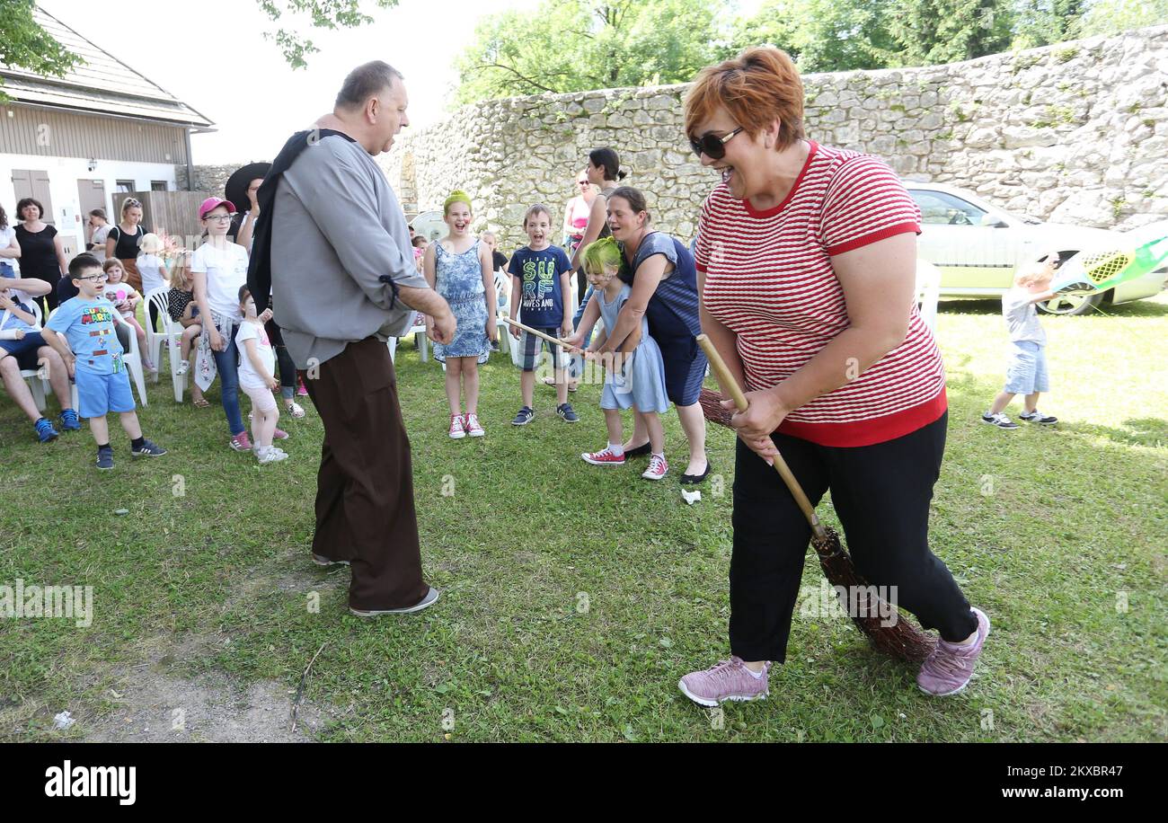 08.06.2019., Ogulin, Croazia - il progetto culturale-turistico Ogulin Fairy tale Festival, basato sull'eredità di racconti e storie. Il festival delle fiabe ha reso Ogulin una metropoli di generi letterari che si è evoluta dalle storie che le nonne usavano per nobilitare i loro nipoti a dormire in forme letterarie, cinematografiche, animate e multimediali in cui l'immaginazione crea un mondo migliore. Il festival non è solo un luogo di recital e di incontro tra artisti e pubblico, ma anche un centro dove nascono le idee, e gli esperti meditano sulla metamorfosi delle fiabe. Foto: Kristina Foto Stock