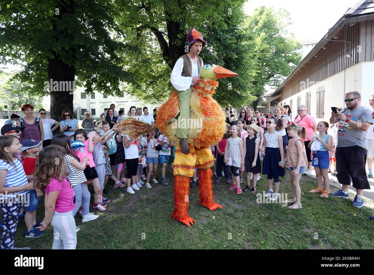 08.06.2019., Ogulin, Croazia - il progetto culturale-turistico Ogulin Fairy tale Festival, basato sull'eredità di racconti e storie. Il festival delle fiabe ha reso Ogulin una metropoli di generi letterari che si è evoluta dalle storie che le nonne usavano per nobilitare i loro nipoti a dormire in forme letterarie, cinematografiche, animate e multimediali in cui l'immaginazione crea un mondo migliore. Il festival non è solo un luogo di recital e di incontro tra artisti e pubblico, ma anche un centro dove nascono le idee, e gli esperti meditano sulla metamorfosi delle fiabe. Foto: Kristina Foto Stock