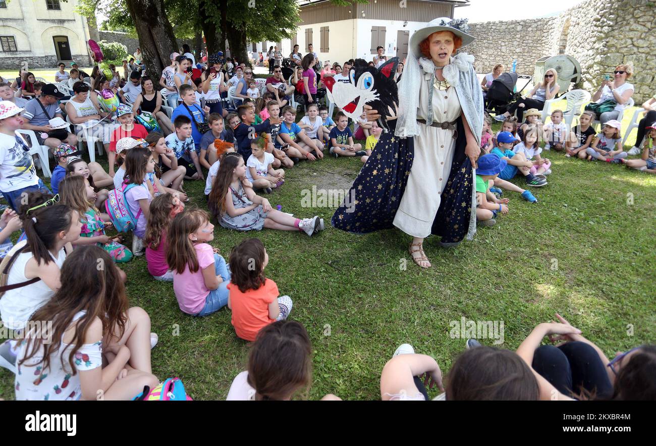 08.06.2019., Ogulin, Croazia - il progetto culturale-turistico Ogulin Fairy tale Festival, basato sull'eredità di racconti e storie. Il festival delle fiabe ha reso Ogulin una metropoli di generi letterari che si è evoluta dalle storie che le nonne usavano per nobilitare i loro nipoti a dormire in forme letterarie, cinematografiche, animate e multimediali in cui l'immaginazione crea un mondo migliore. Il festival non è solo un luogo di recital e di incontro tra artisti e pubblico, ma anche un centro dove nascono le idee, e gli esperti meditano sulla metamorfosi delle fiabe. Foto: Kristina Foto Stock
