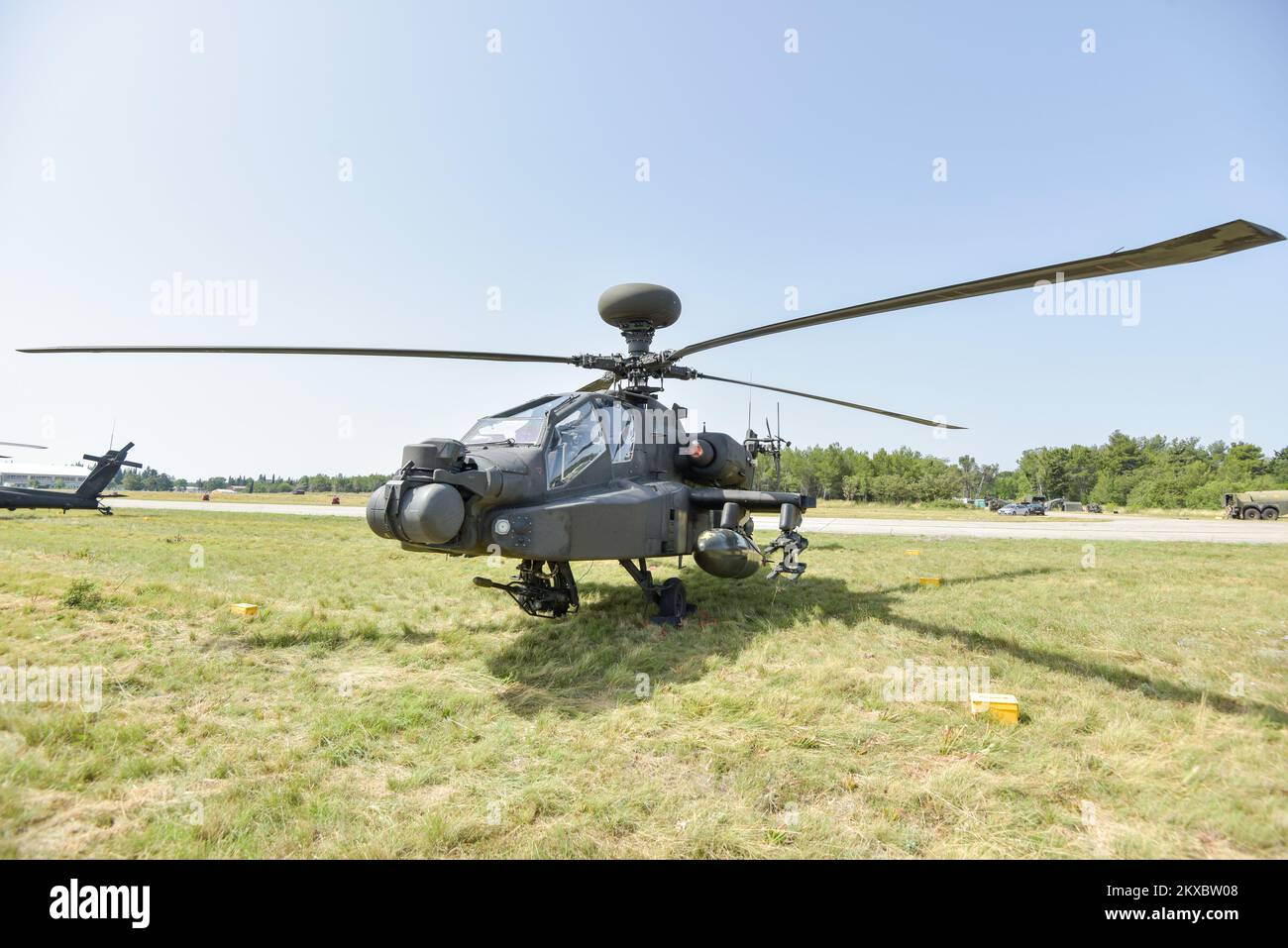 12.06.2019., Zemunik, Zara - in occasione dell'esercizio militare multinazionale Swift Response 19, elicotteri francesi e britannici arrivarono nella struttura militare Mirko Vuksic. Attualmente ci sono più di 500 membri delle forze armate britanniche e francesi con circa 170 veicoli e 15 elicotteri, nonché dieci membri dell'esercito croato con tre veicoli. La British Air Force arrivò a Zemunik con l'AH-64 Apache. Foto: Dino Stanin/PIXSELL Foto Stock