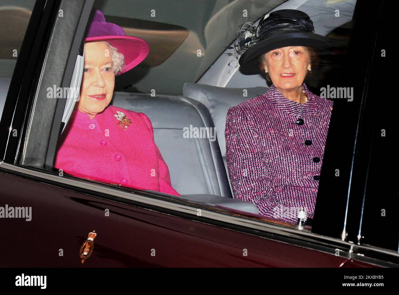 File foto datata 23/01/2011 della Regina Elisabetta II (a sinistra), e la sua allora signora in attesa, Lady Susan Hussey arrivo alla Chiesa di Santa Maria Maddalena, nella tenuta reale a Sandringham in Norfolk. Lady Susan Hussey, un membro della famiglia di Buckingham Palace, si è dimessa e si è scusata dopo aver fatto "commenti inaccettabili e profondamente deplorevoli" chiedendo a Ngozi Fulani, un importante sostenitore nero per i sopravvissuti agli abusi domestici da cui "è venuta da lontano”. Data di emissione: Mercoledì 30 novembre 2022. Foto Stock