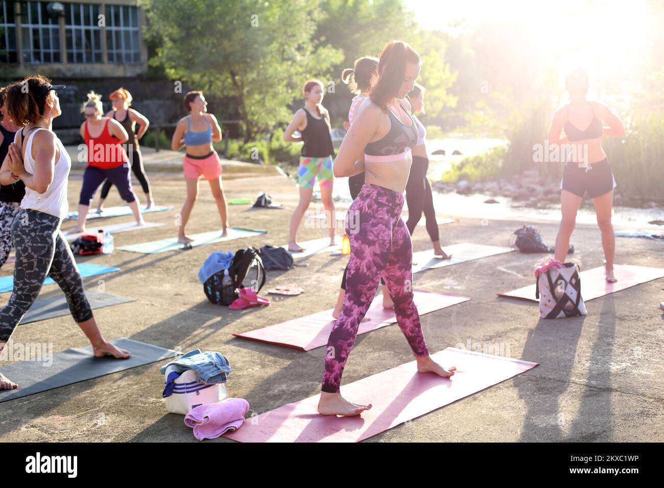 01.07.2019., Croazia, Duga resa - durante i mesi estivi, gli amanti dello yoga stanno facendo yoga in vari luoghi tranquilli della natura. Attualmente, la popolazione femminile di Duga resa può rilassarsi sulla riva del fiume Mreznica con lezioni estive di yoga di Karolina Erdeljac presso lo studio Moowalk. Foto: Kristina Stedul Fabac/PIXSELL Foto Stock