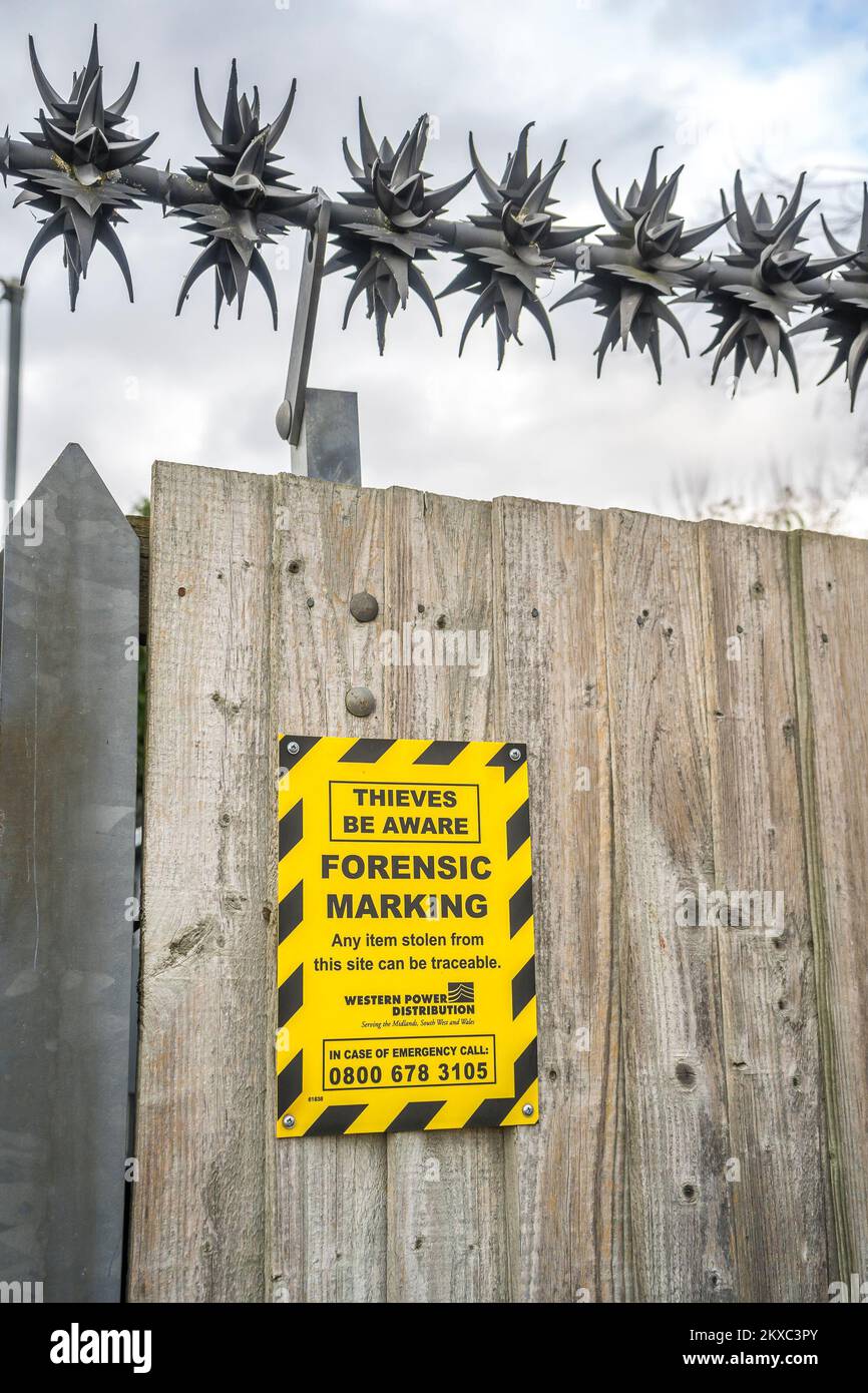 I ladri devono essere consapevoli del segno sulla recinzione con il dispositivo di protezione perimetrale sopra - lame affilate in metallo come deterrente intrusi. Foto Stock