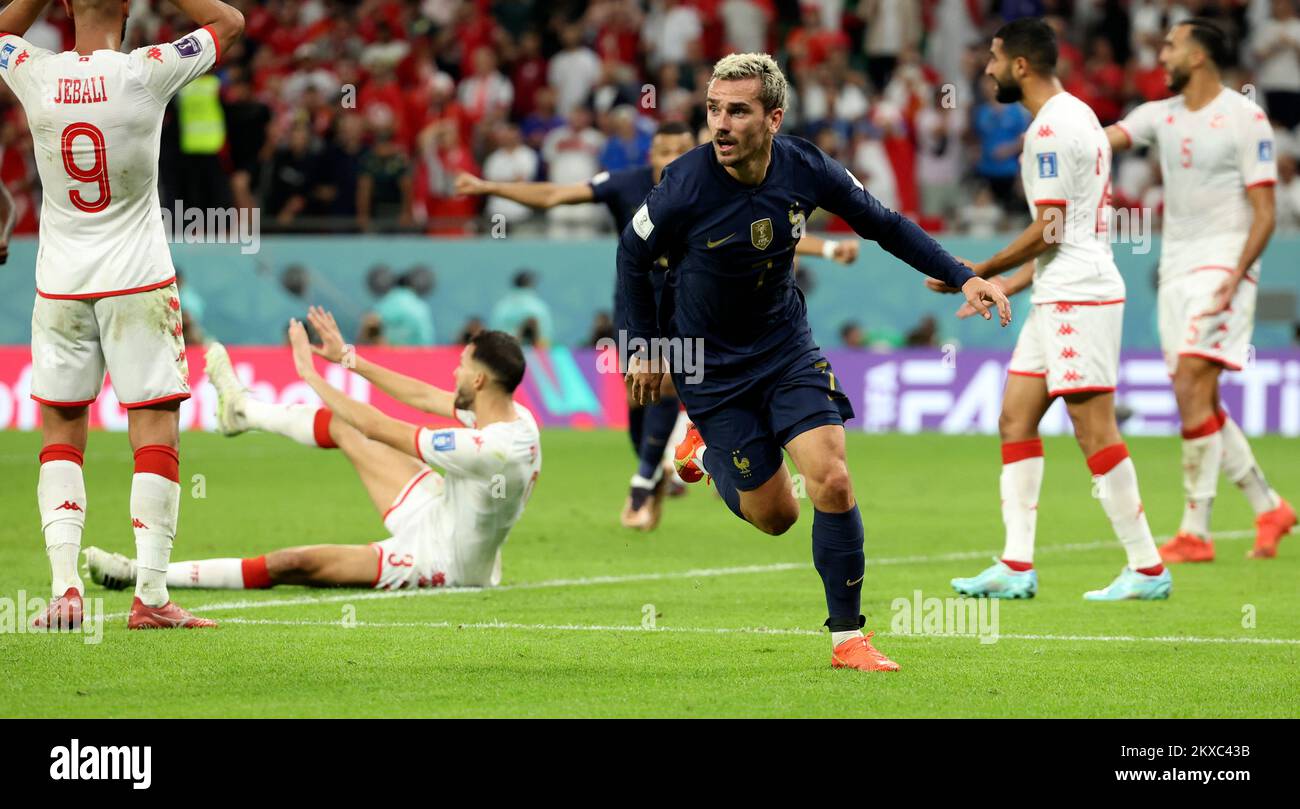 Al Rayyan, Qatar. 30th Nov 2022. Antoine Griezmann (davanti) di Francia celebra un gol che in seguito viene escluso per fuori-gioco durante la partita di Gruppo D tra Tunisia e Francia alla Coppa del mondo FIFA 2022 allo stadio Education City di al Rayyan, Qatar, 30 novembre 2022. Credit: Han Yan/Xinhua/Alamy Live News Foto Stock