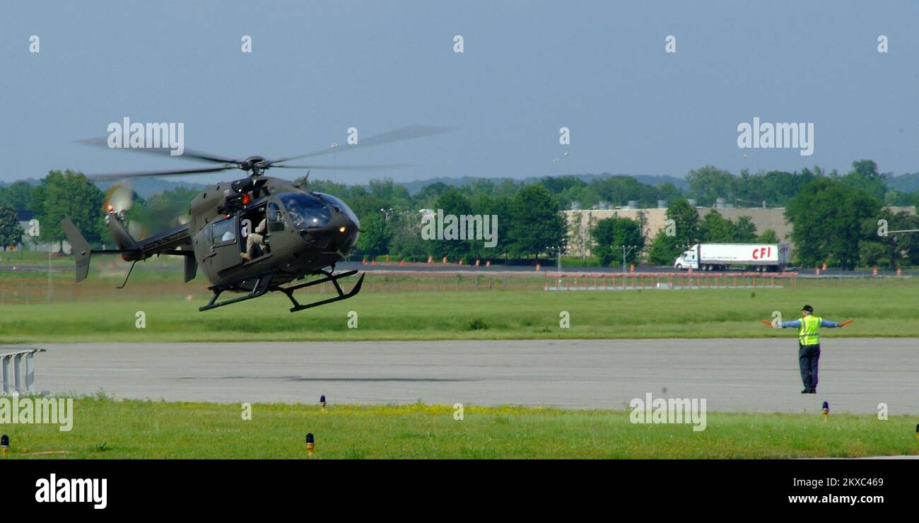 Tornado - Huntsville, Ala. , 2 maggio 2011 il vice amministratore della FEMA Richard Serino fa un tour delle contee del Nord Alabama che sono state colpite da recenti gravi tornado. Le squadre di PDA hanno volato le antenne sopra le contee di Cullman, Dekalb, Lawrence e Marshall mentre parlano ai sopravvissuti di disastro. Adam DuBrowa/FEMA. Alabama forti tempeste, tornado, venti in linea retta, e alluvioni. Fotografie relative a disastri e programmi, attività e funzionari di gestione delle emergenze Foto Stock