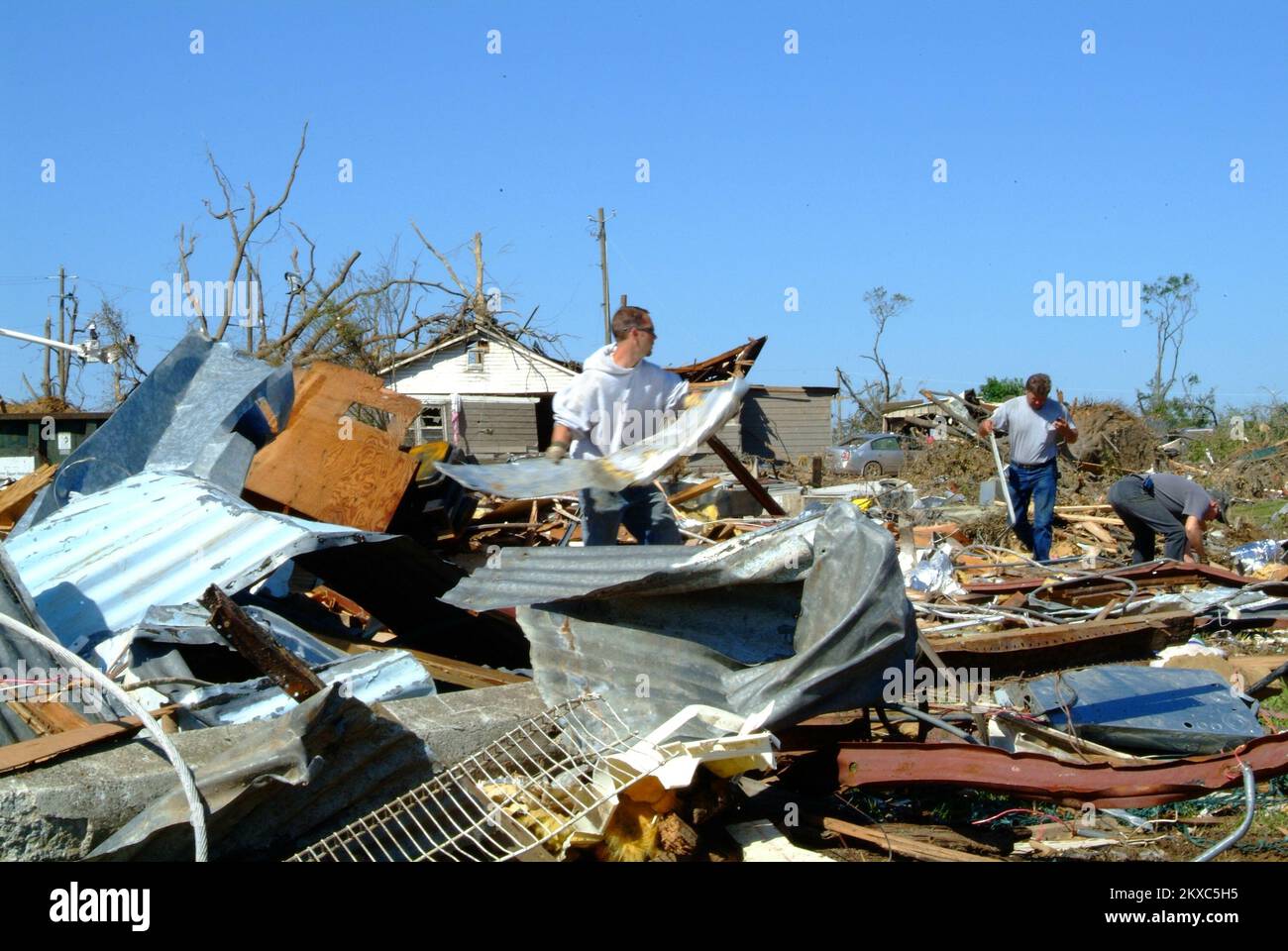 Tornado - Concord, Ala. , Il 4 maggio 2011 ad oggi, approssimativamente 1. 5 milioni di iarde cubiche di detriti sono state rimosse dalle aree colpite. Operazione Clean sweep ha iniziato a includere 34 città e 25 contee. Adam DuBrowa/FEMA. Alabama forti tempeste, tornado, venti in linea retta, e alluvioni. Fotografie relative a disastri e programmi, attività e funzionari di gestione delle emergenze Foto Stock