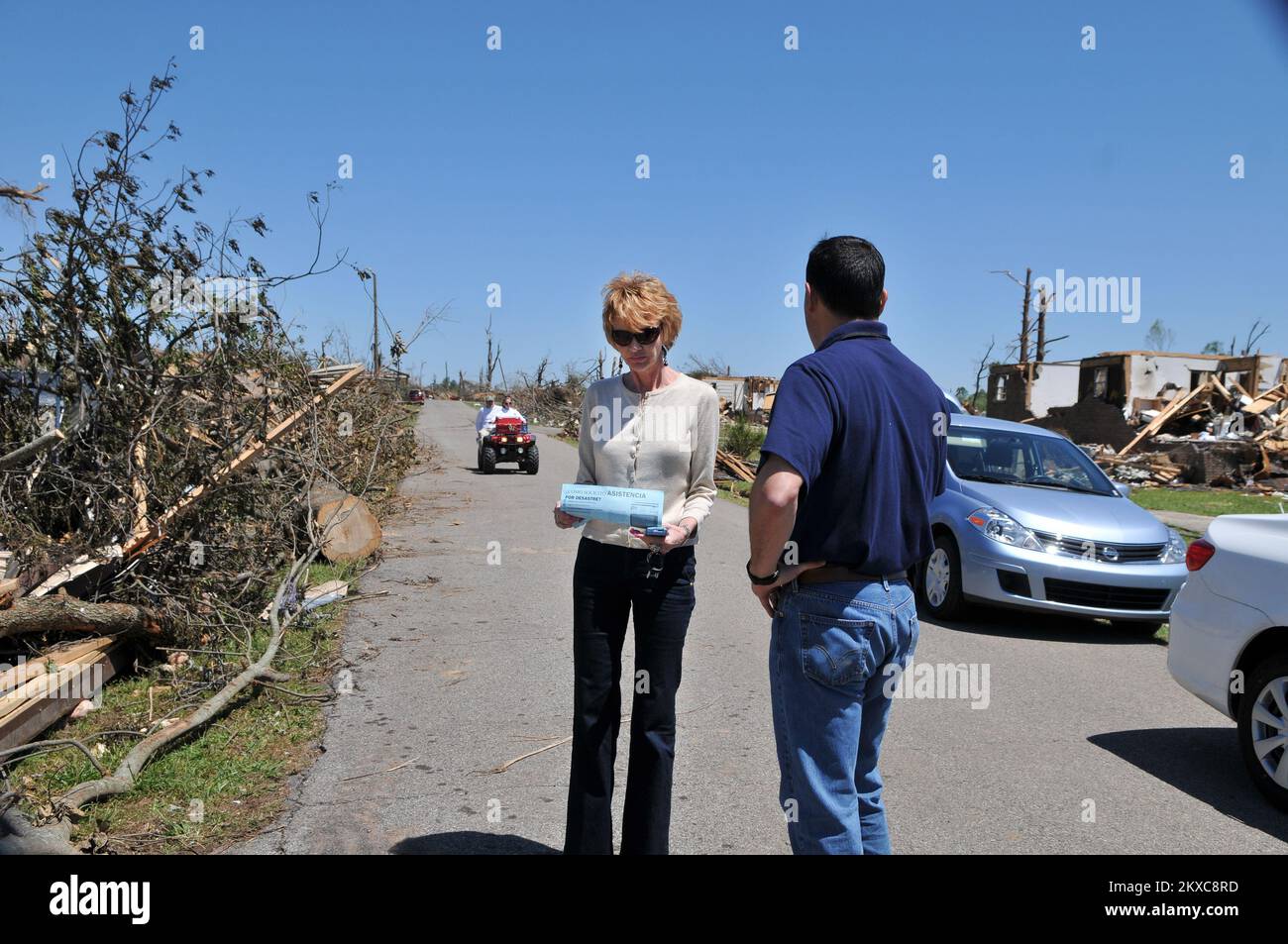 Tornado - Pleasant Grove, Alah. , 4 maggio 2011 Pat Kennedy della FEMA spiega al sopravvissuto al tornado Darla Hays come registrarsi alla FEMA per avviare il processo di recupero. Il personale FEMA è in tutte le contee dichiarate dell'Alabama ottenendo la parola fuori su come registrare. Foto FEMA / Tim Burkitt. Alabama forti tempeste, tornado, venti in linea retta, e alluvioni. Fotografie relative a disastri e programmi, attività e funzionari di gestione delle emergenze Foto Stock