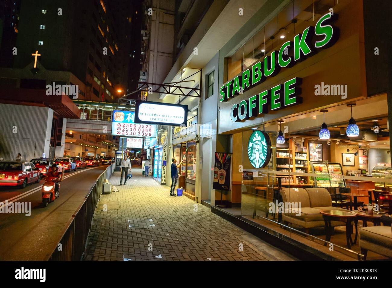 HONG KONG - 03 GIUGNO 2015: Interni Starbucks Cafe. Starbucks Corporation è un'azienda americana globale di caffè e una catena di caffetterie con sede a Seattle, Foto Stock