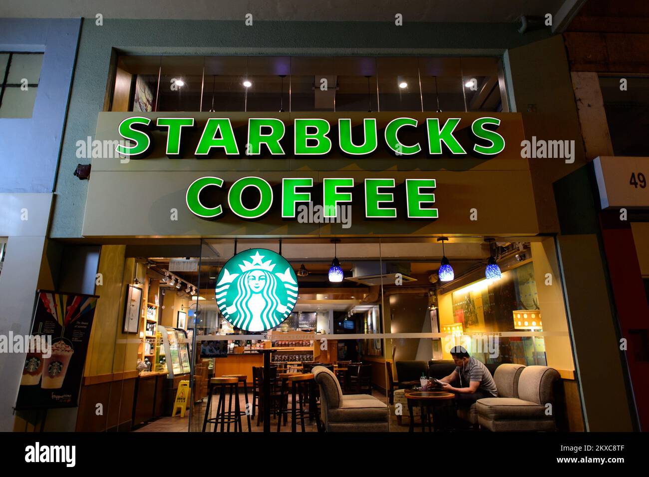 HONG KONG - 03 GIUGNO 2015: Interni Starbucks Cafe. Starbucks Corporation è un'azienda americana globale di caffè e una catena di caffetterie con sede a Seattle, Foto Stock