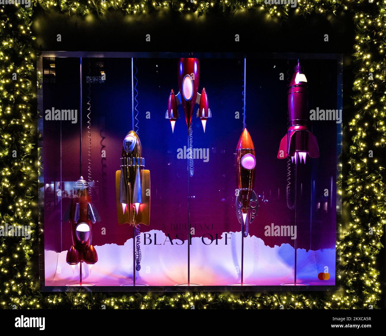 New York, Stati Uniti. 29th Nov 2022. Saks Fifth Avenue Holiday winds and light show è in mostra a New York City martedì 29 novembre 2022. Foto di Gabriele Holtermann/UPI Credit: UPI/Alamy Live News Foto Stock