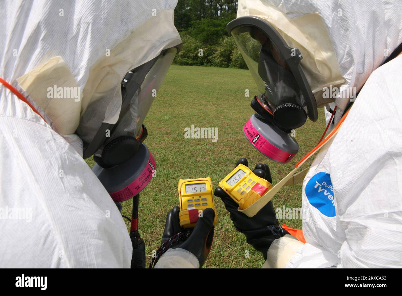 Gli studenti del Center for Domestic Preparedness, ad Anniston, Ala., studiano una scena simulata di incidente che pone una minaccia radiologica. Il CDP è un partner del programma di preparazione alle emergenze radiologiche (REPP) e gli studenti imparano a rispondere alle operazioni radiologiche e a gestirle. Il corso si concentra inoltre sui piani e sulle procedure di risposta per incidenti complessi come un evento terroristico. Fotografie relative a disastri e programmi, attività e funzionari di gestione delle emergenze Foto Stock