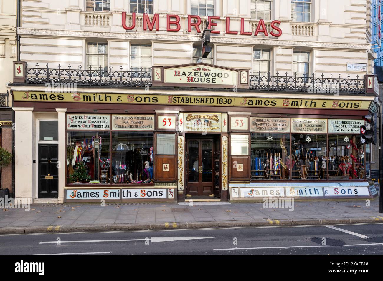 Negozio di ombrello James Smith & Sons, Hazelwood House, New Oxford Street, con facciata vittoriana in gran parte inalterata. Hazelwood House, 53 New Oxford Str Foto Stock