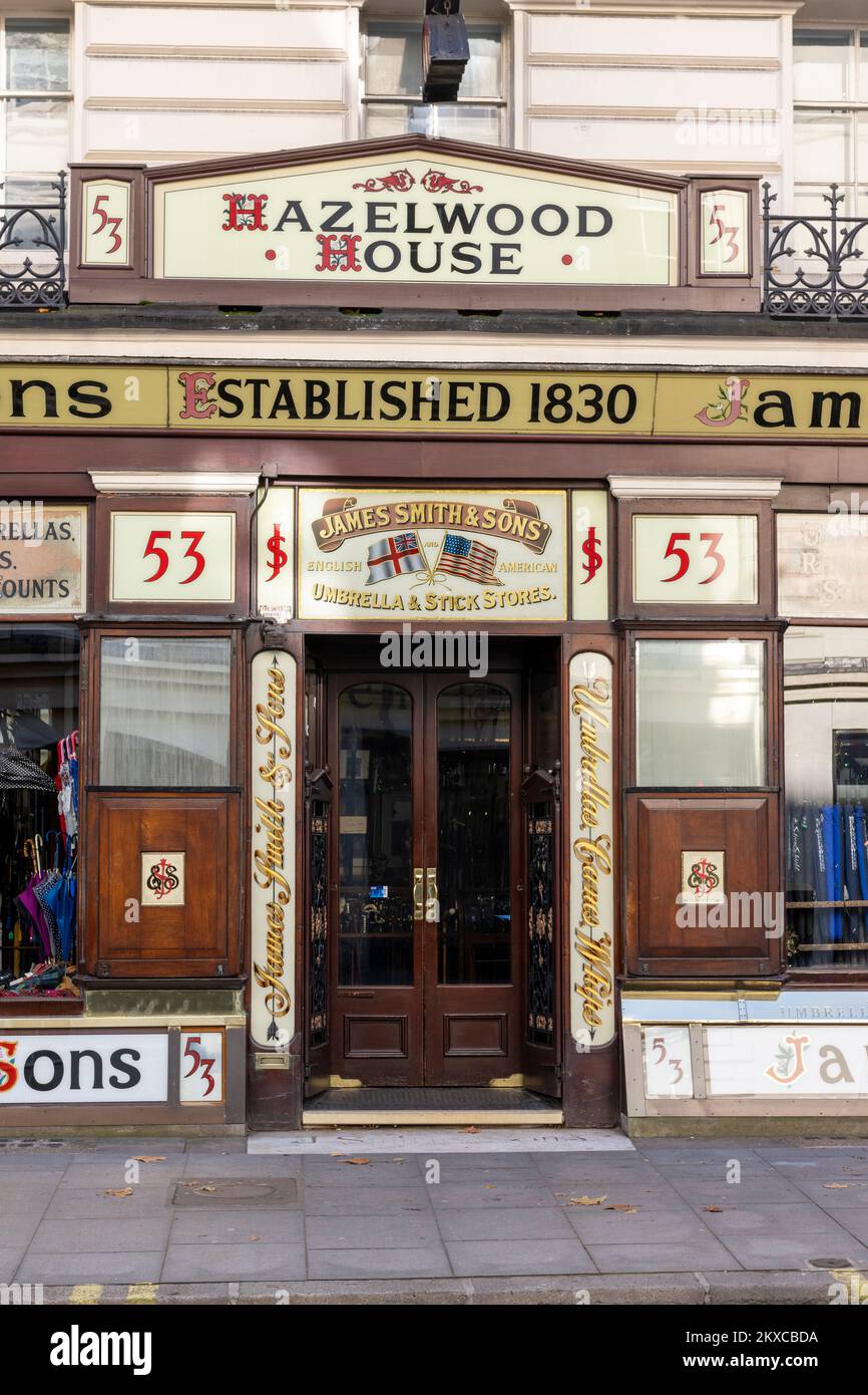 Negozio di ombrello James Smith & Sons, Hazelwood House, New Oxford Street, con facciata vittoriana in gran parte inalterata. Hazelwood House, 53 New Oxford Str Foto Stock