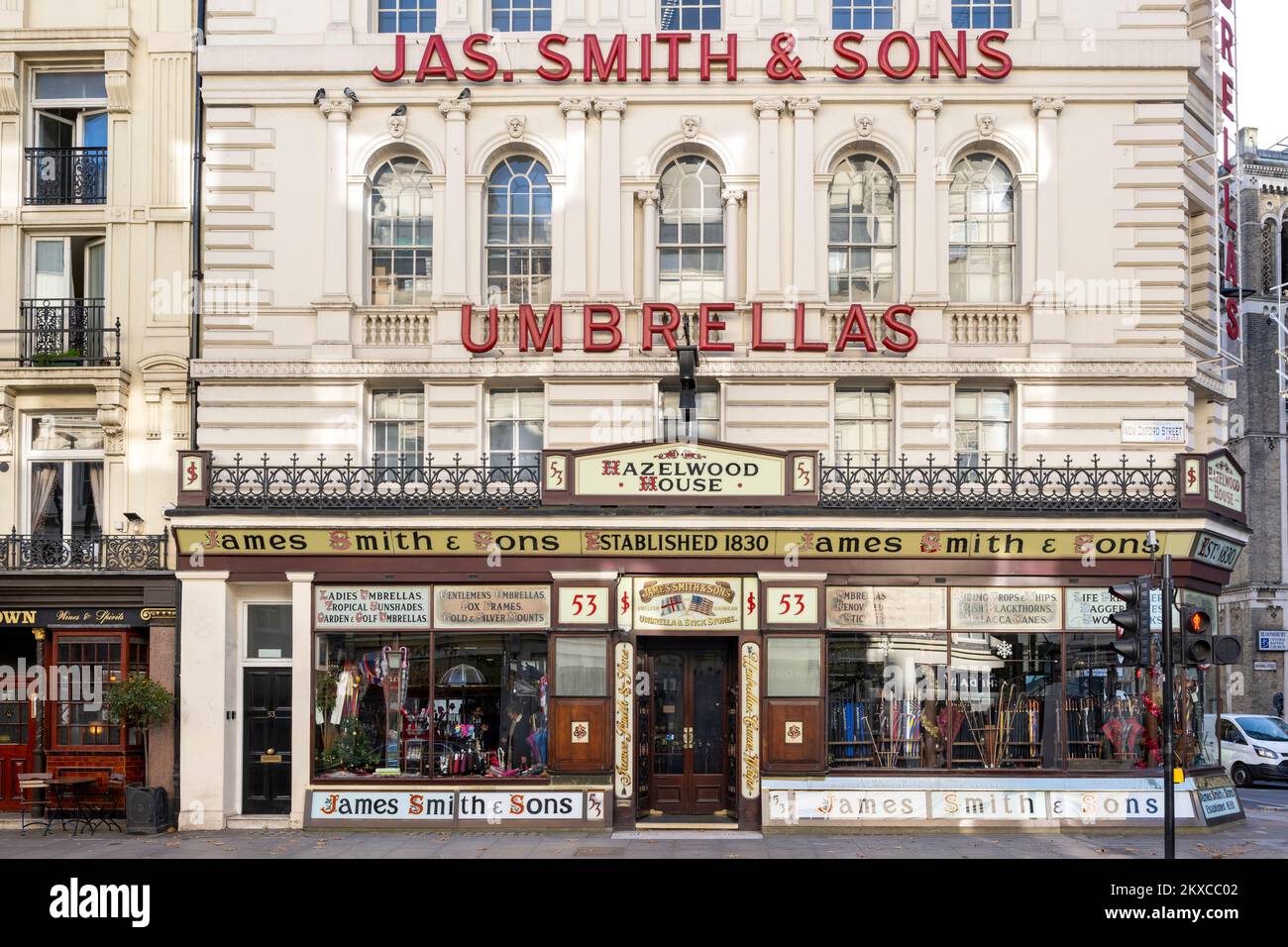Negozio di ombrello James Smith & Sons, Hazelwood House, New Oxford Street, con facciata vittoriana in gran parte inalterata. Hazelwood House, 53 New Oxford Str Foto Stock