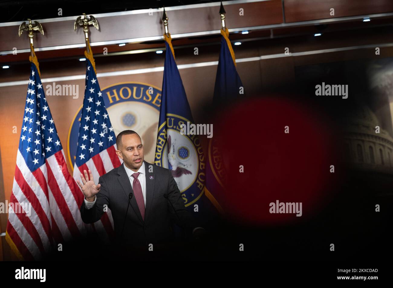 Washington, Stati Uniti. 11th Jan 2022. Il rappresentante Hakeem Jeffries (D-N.Y.), presidente della Camera Democrat Caucus, parla ai media durante una conferenza stampa House Republican Caucus, presso il Campidoglio degli Stati Uniti, a Washington, DC, martedì 11 gennaio, 2022. Oggi, il Presidente Biden si recherà ad Atlanta con un grande continente di legislatori per elevare la questione dei diritti di voto e promuovere la riforma del filibuster. (Graeme Sloan/Sipa USA) Credit: Sipa USA/Alamy Live News Foto Stock