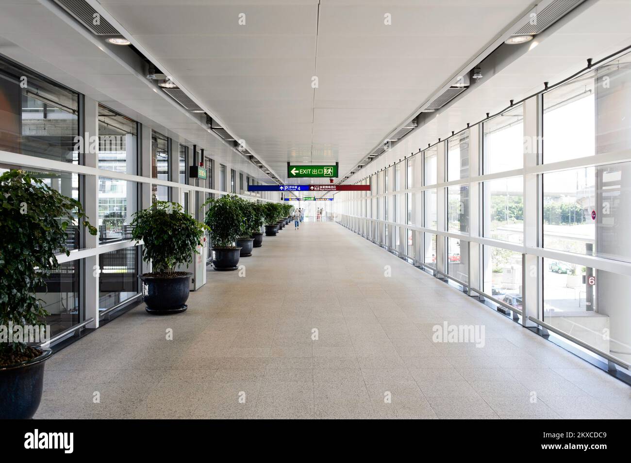 HONG KONG - 04 GIUGNO 2015: Arrivo al Regal Airport Hotel. Regal Airport Hotel collegato direttamente all'Aeroporto Internazionale di Hong Kong Foto Stock