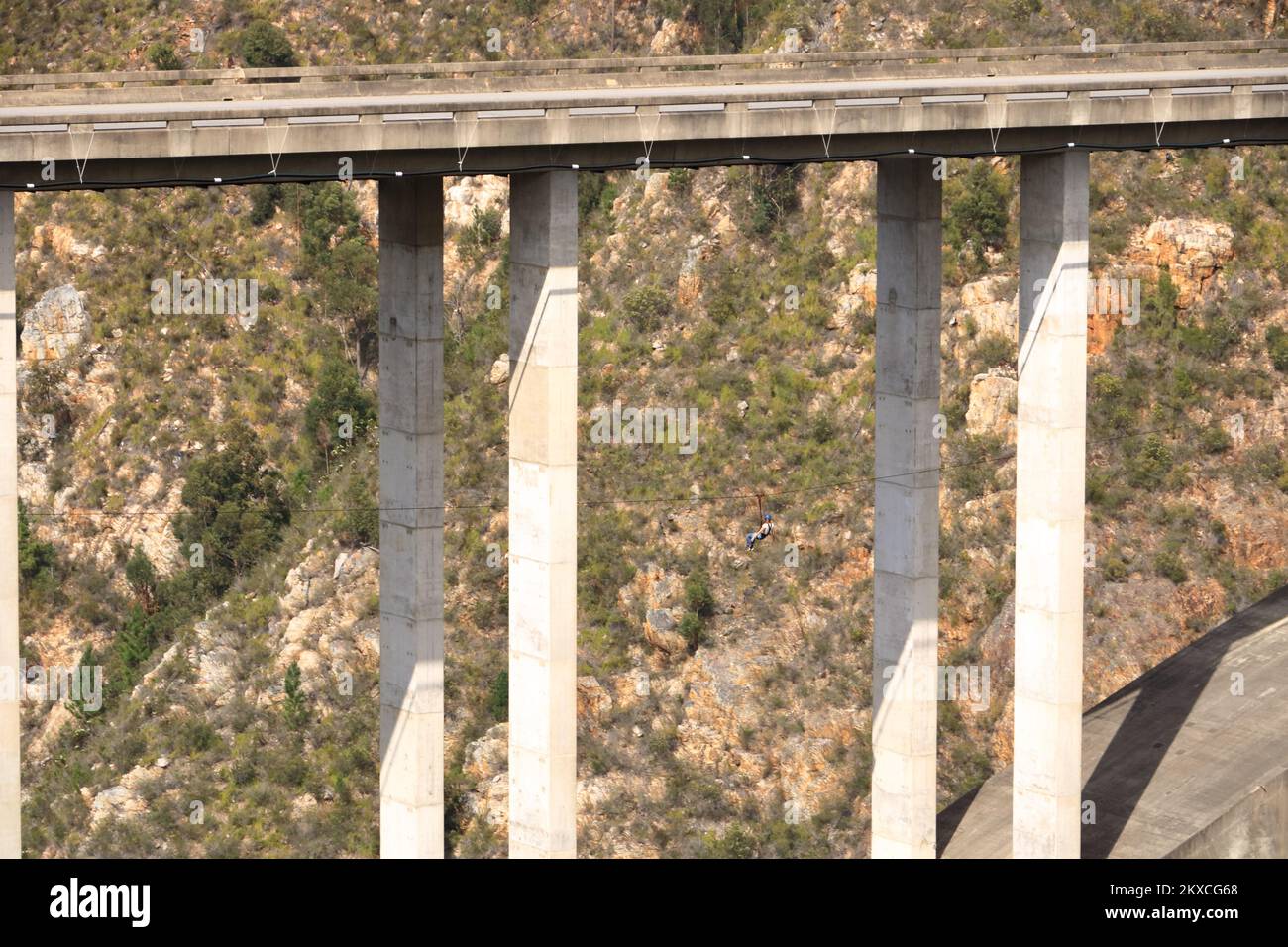 Settembre 28 2022 - Ponte di Bloukrans in Sudafrica: Un ponticello unidentified cadendo liberamente nel salto commerciale più alto del mondo del bungee a Blouk Foto Stock