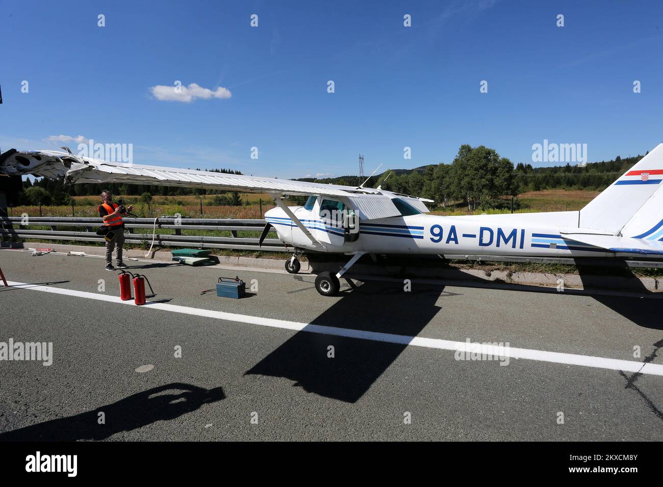 17.08.2019., Vrbovsko, Croazia - Un piccolo aeromobile sportivo è atterrato sull'autostrada Zagreb-Rijeka A6 tra la zona di riposo e lo svincolo di Ravna Gora questa mattina a causa di un malfunzionamento. Croazia, Vrbovsko Foto: Goran Kovacic/PIXSELL Foto Stock